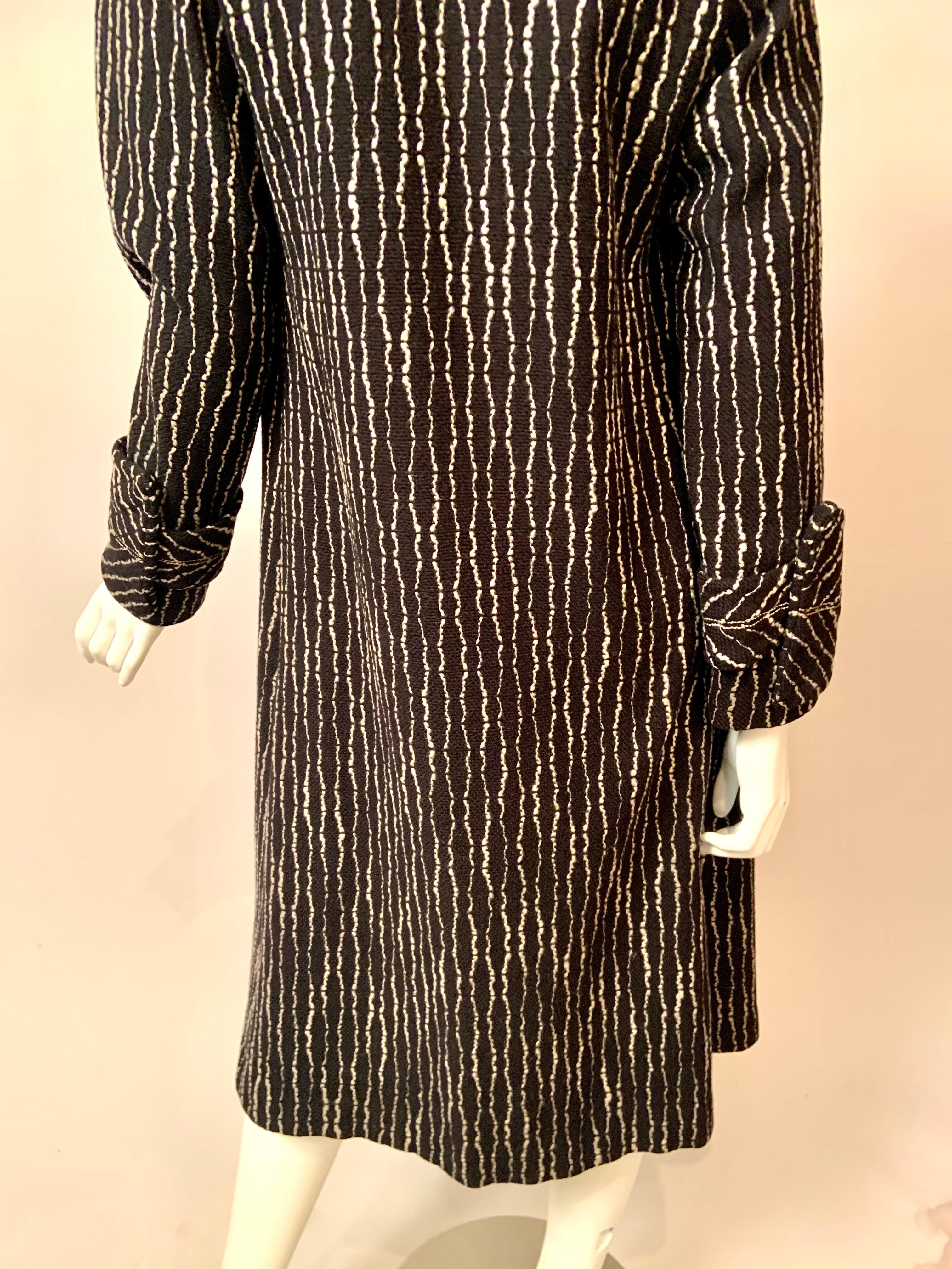 Manteau en laine noir et blanc des années 1920 avec écharpe attachée en vente 9