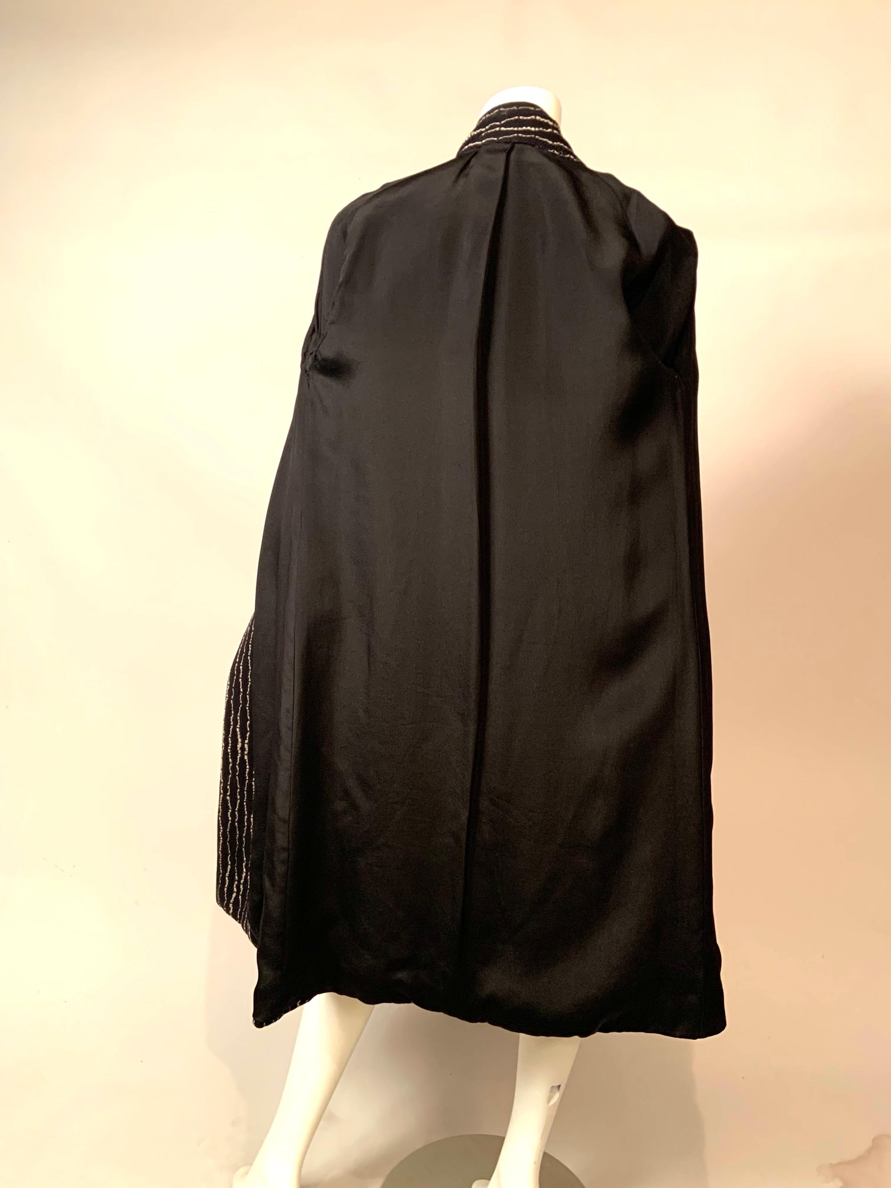 Manteau en laine noir et blanc des années 1920 avec écharpe attachée en vente 10