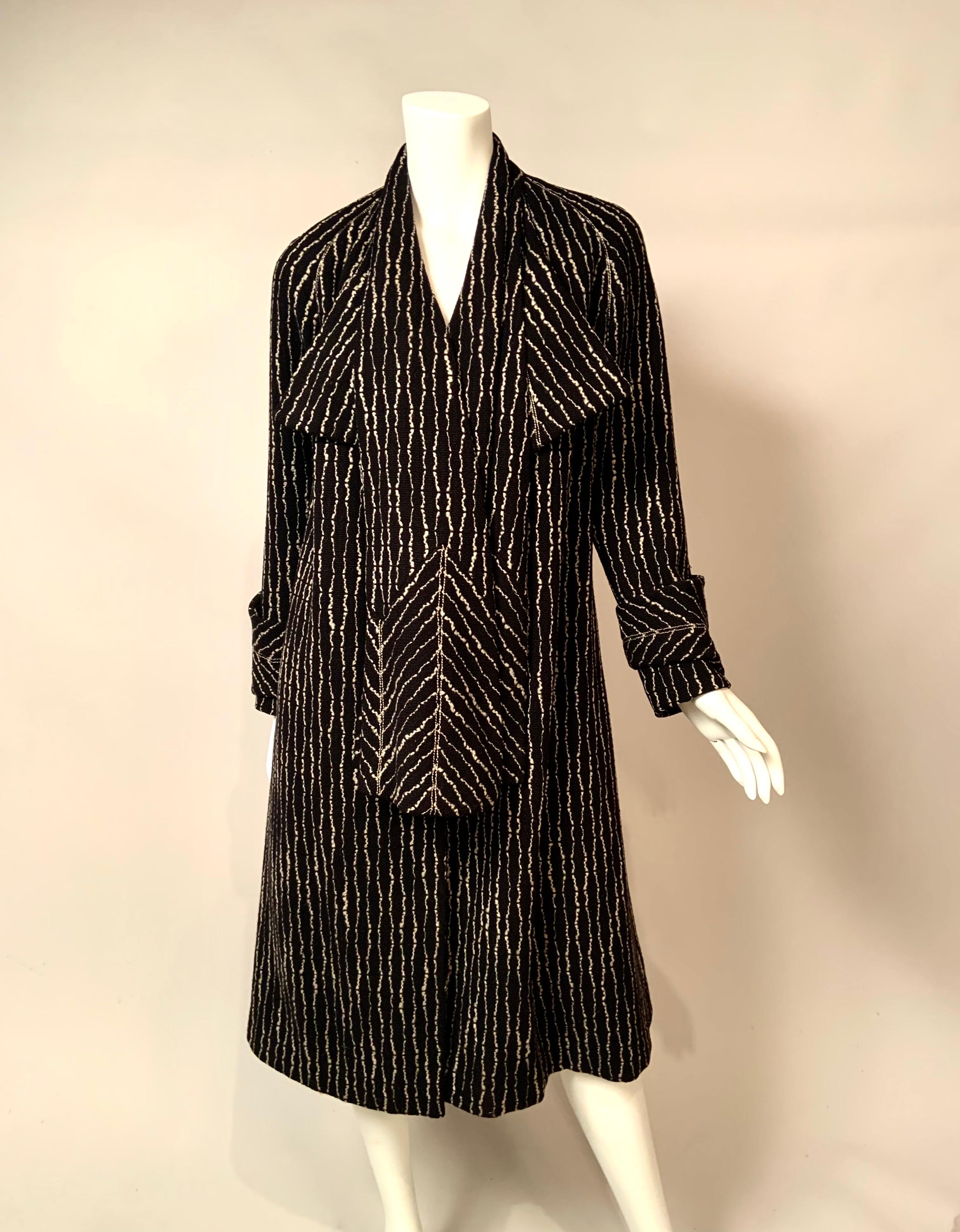 Manteau en laine noir et blanc des années 1920 avec écharpe attachée en vente 11
