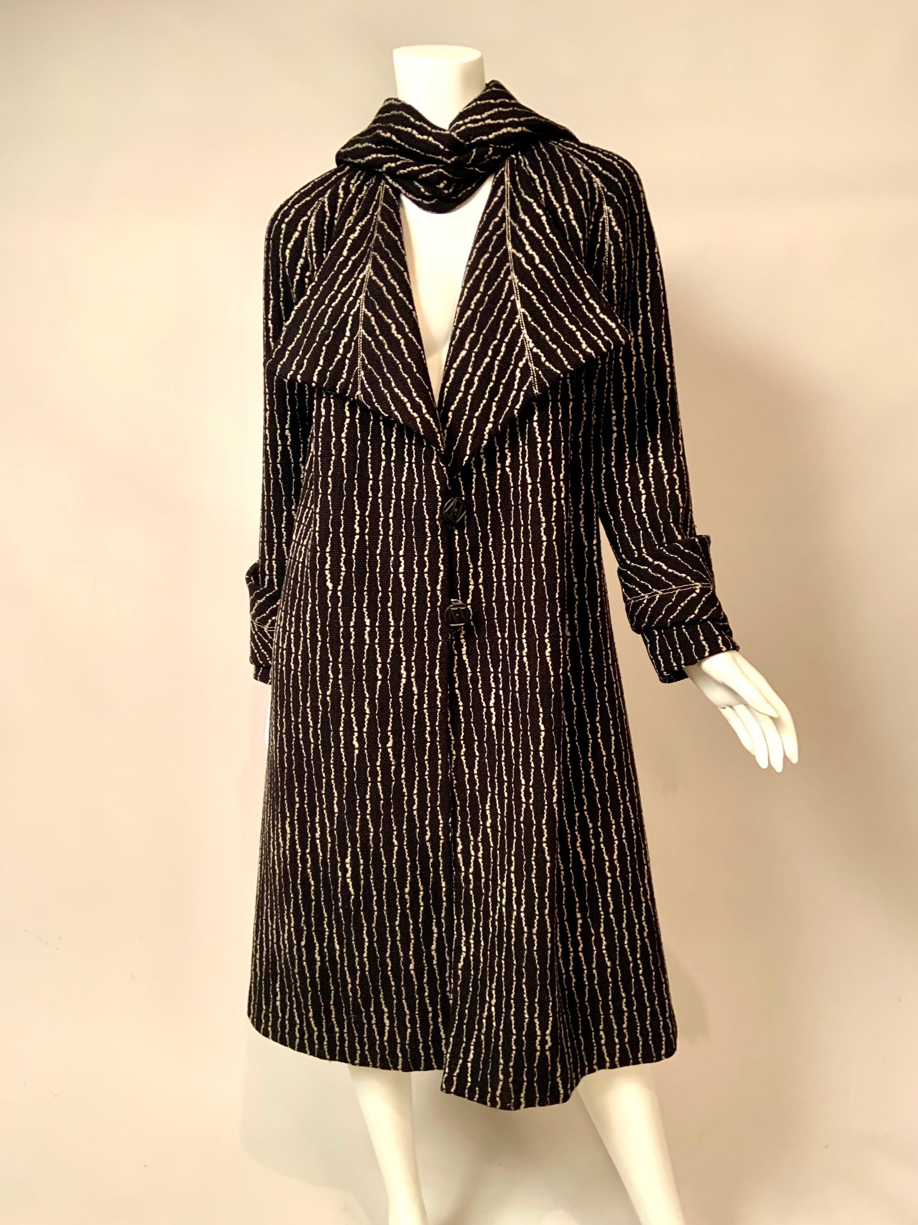 Noir Manteau en laine noir et blanc des années 1920 avec écharpe attachée en vente