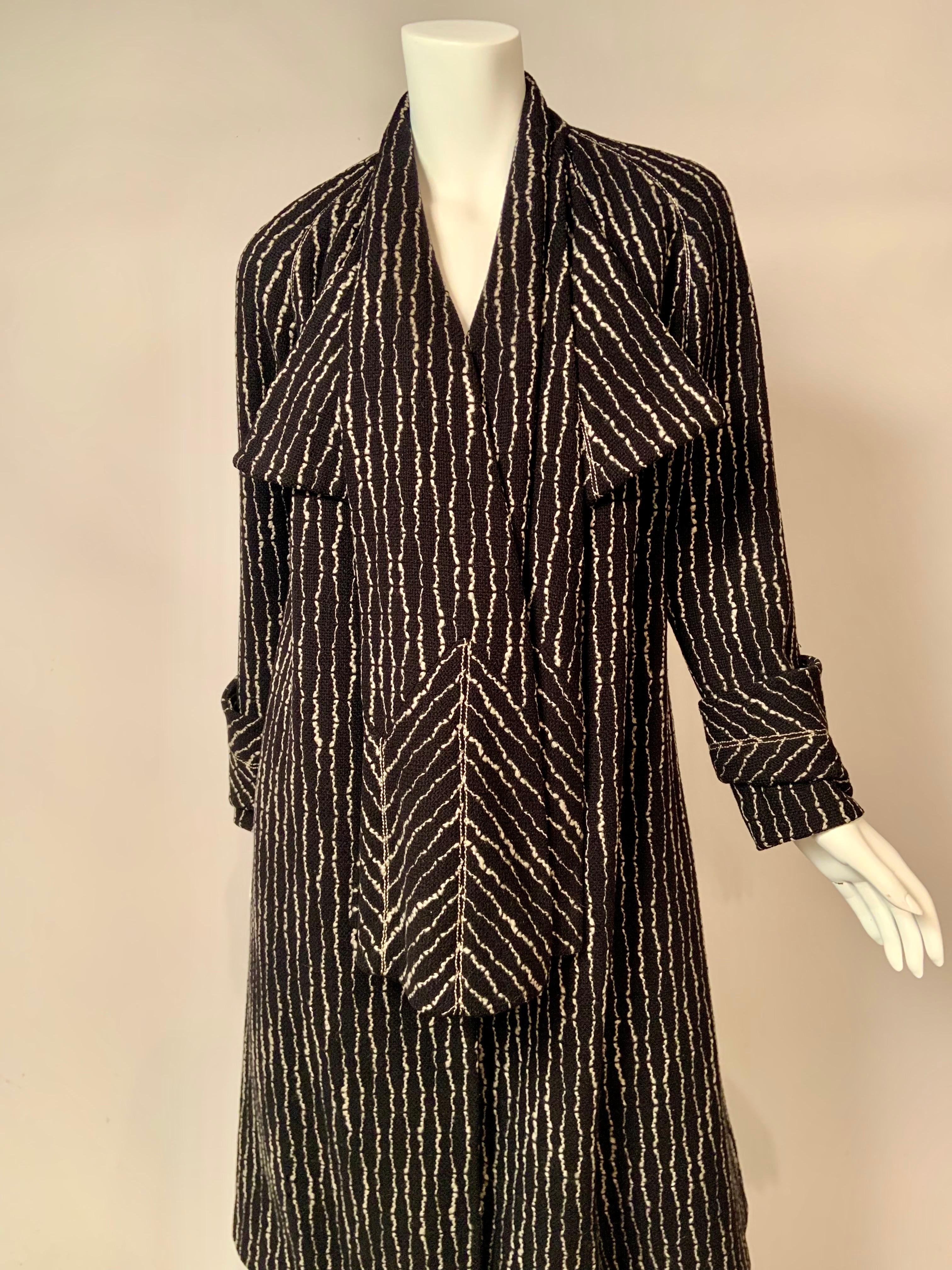Manteau en laine noir et blanc des années 1920 avec écharpe attachée Excellent état - En vente à New Hope, PA