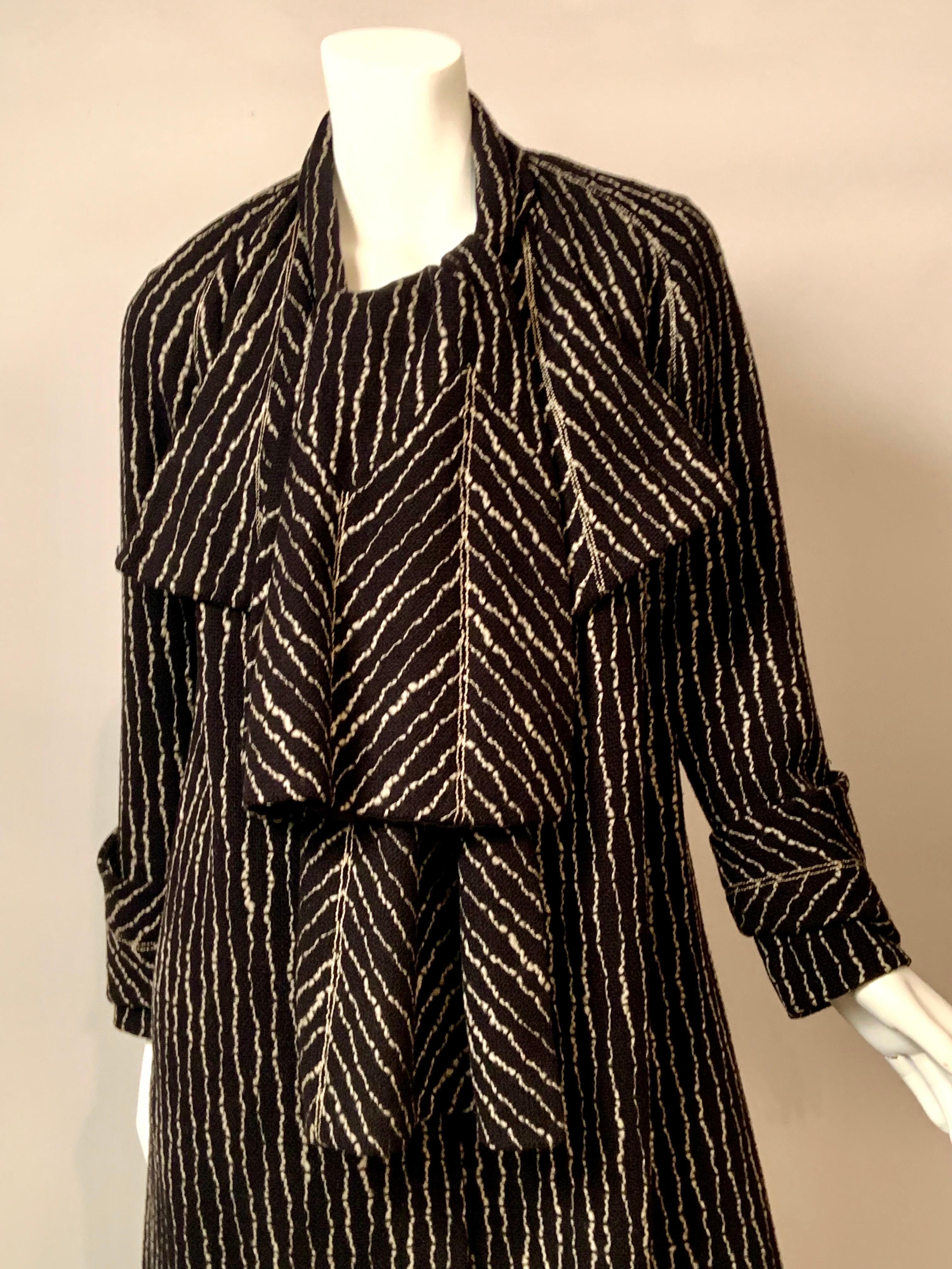 Manteau en laine noir et blanc des années 1920 avec écharpe attachée Pour femmes en vente