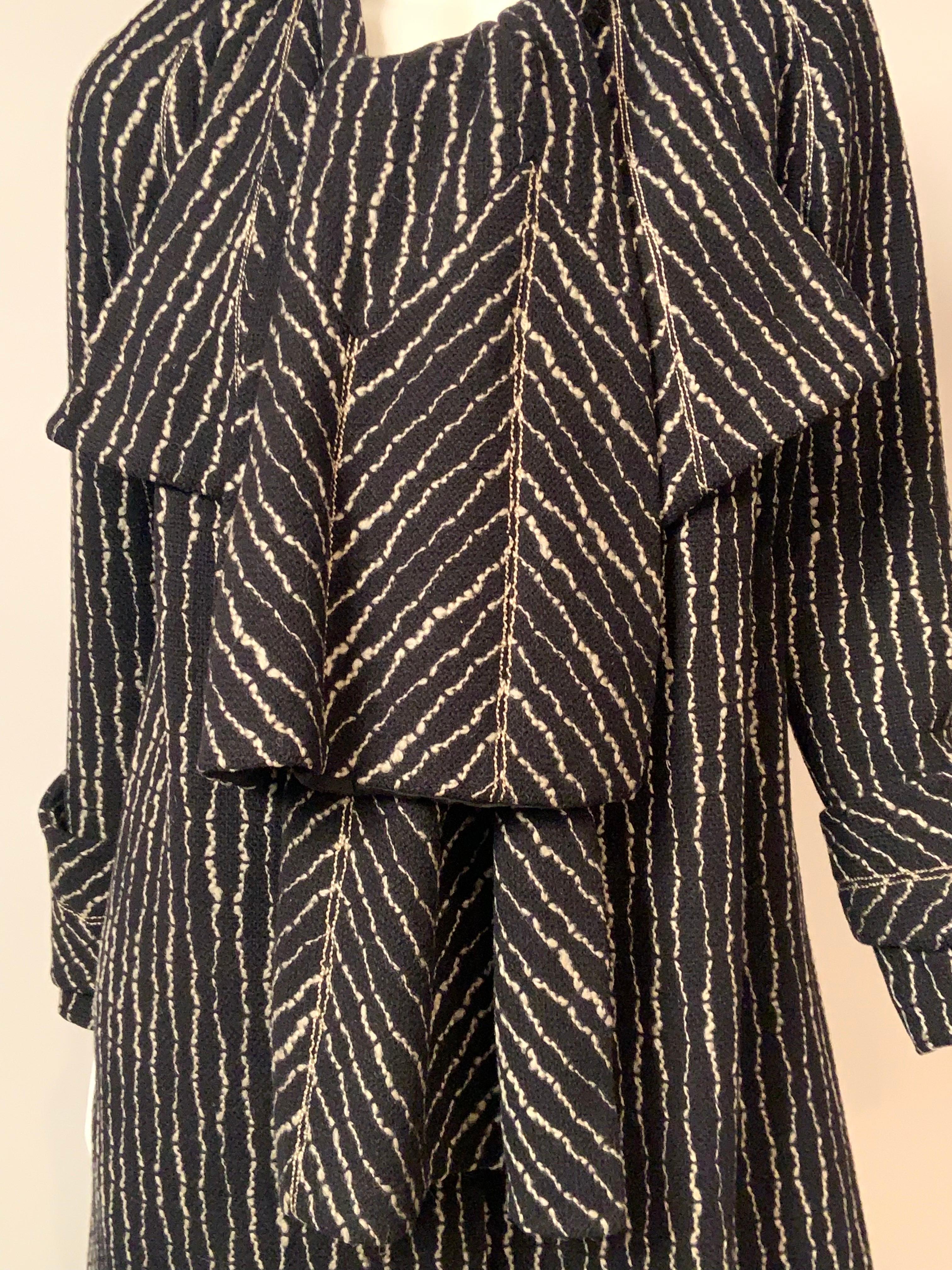 Manteau en laine noir et blanc des années 1920 avec écharpe attachée en vente 1