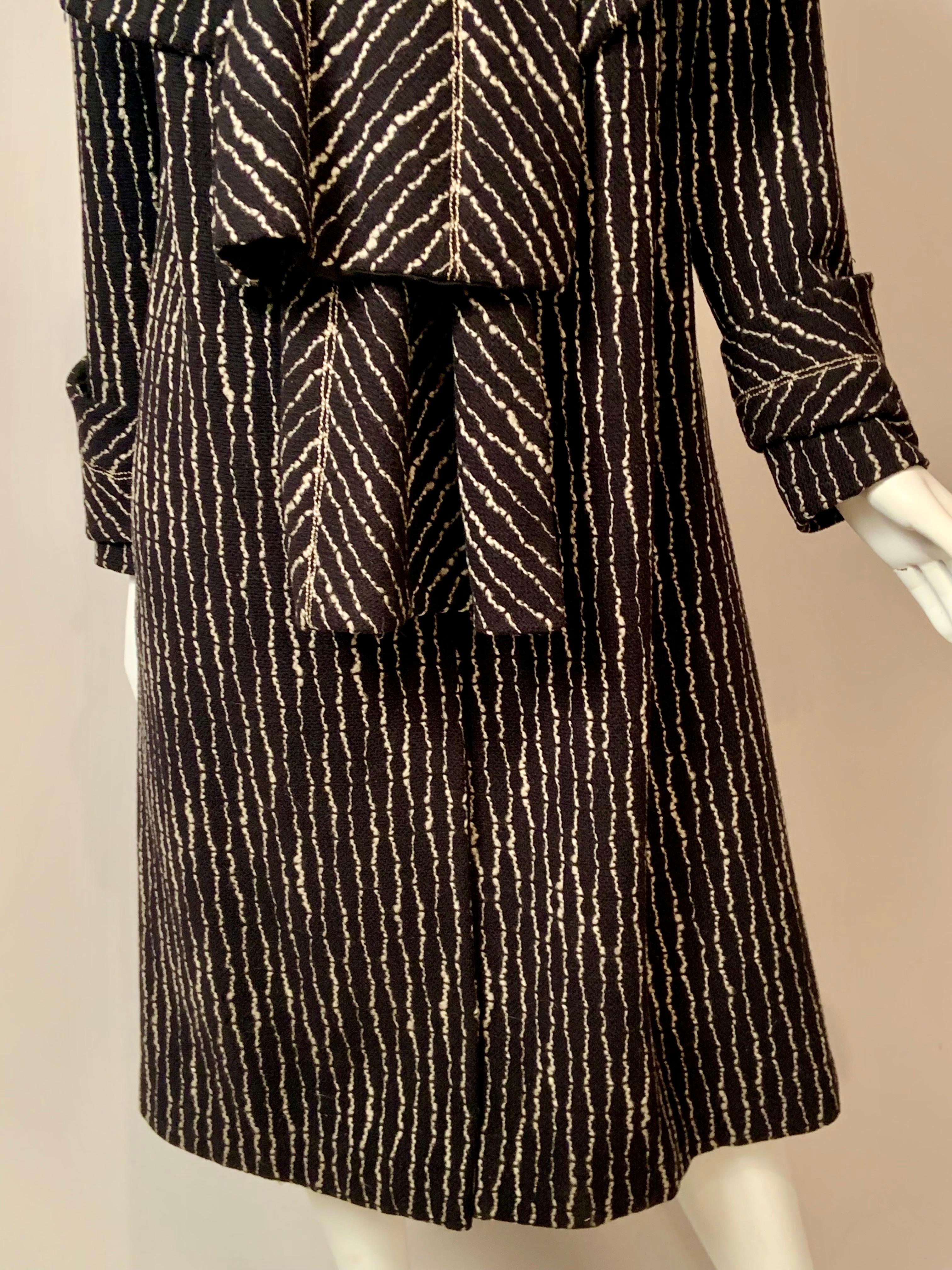 Manteau en laine noir et blanc des années 1920 avec écharpe attachée en vente 2
