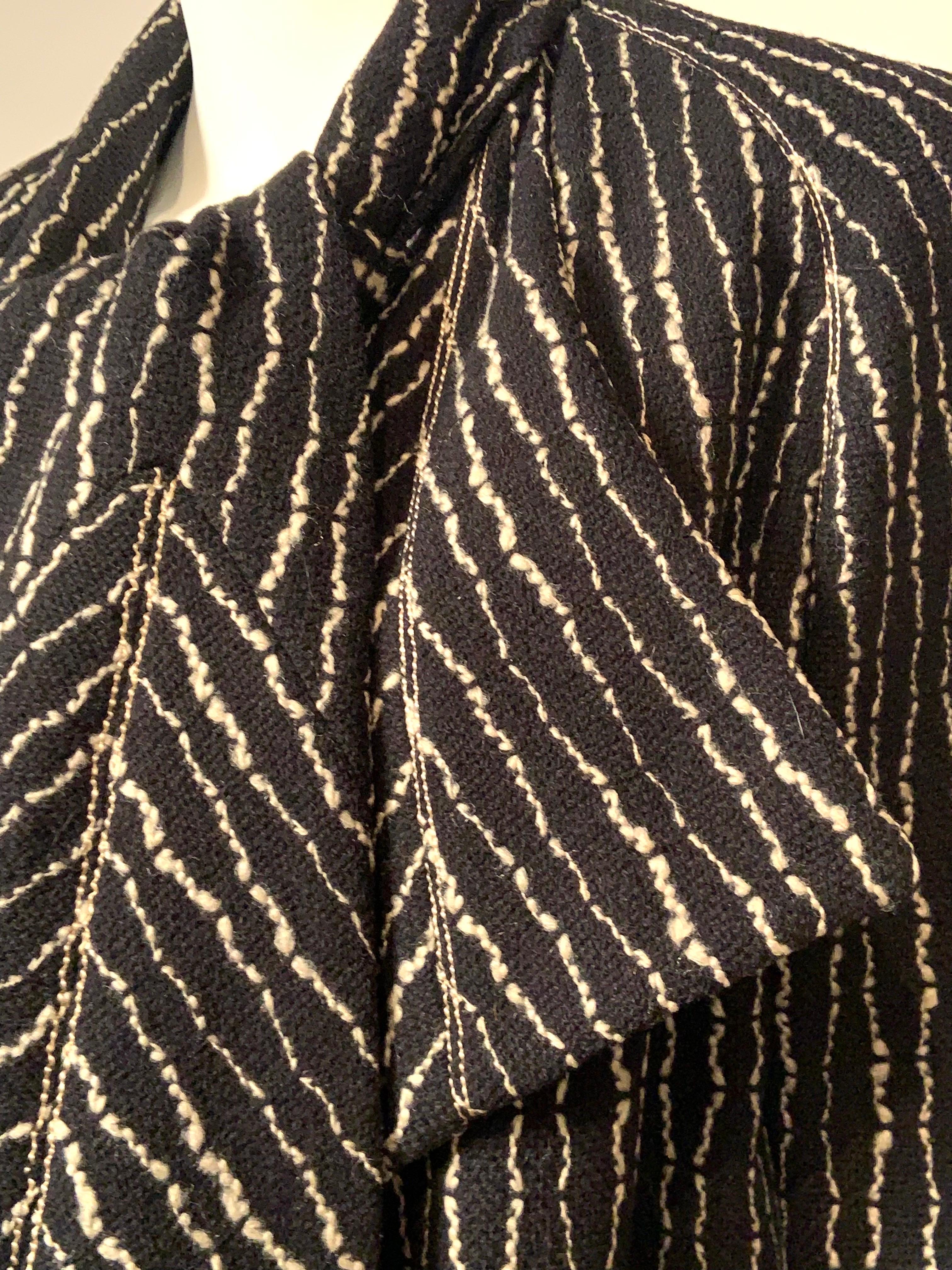 Manteau en laine noir et blanc des années 1920 avec écharpe attachée en vente 3