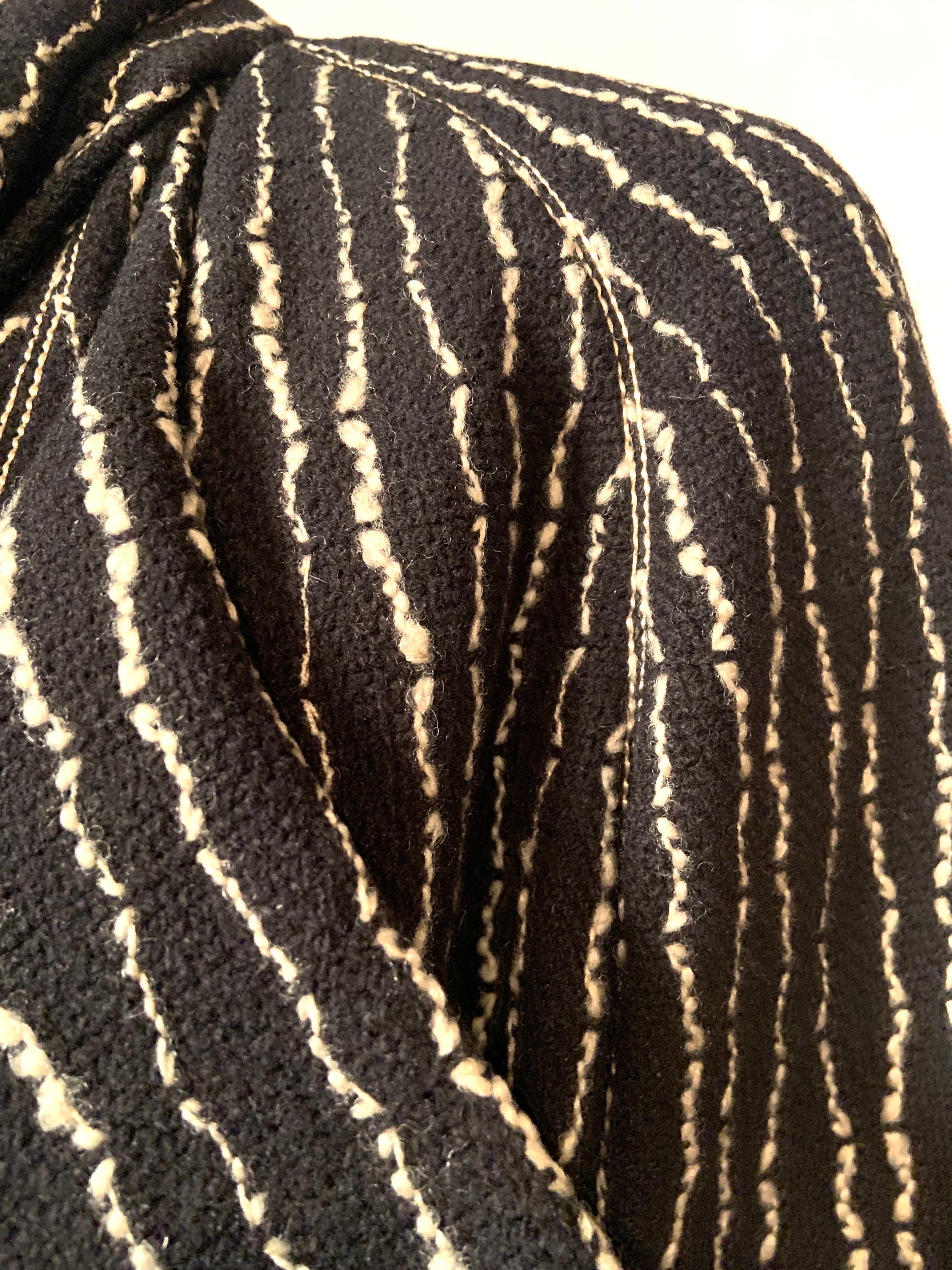 Manteau en laine noir et blanc des années 1920 avec écharpe attachée en vente 4