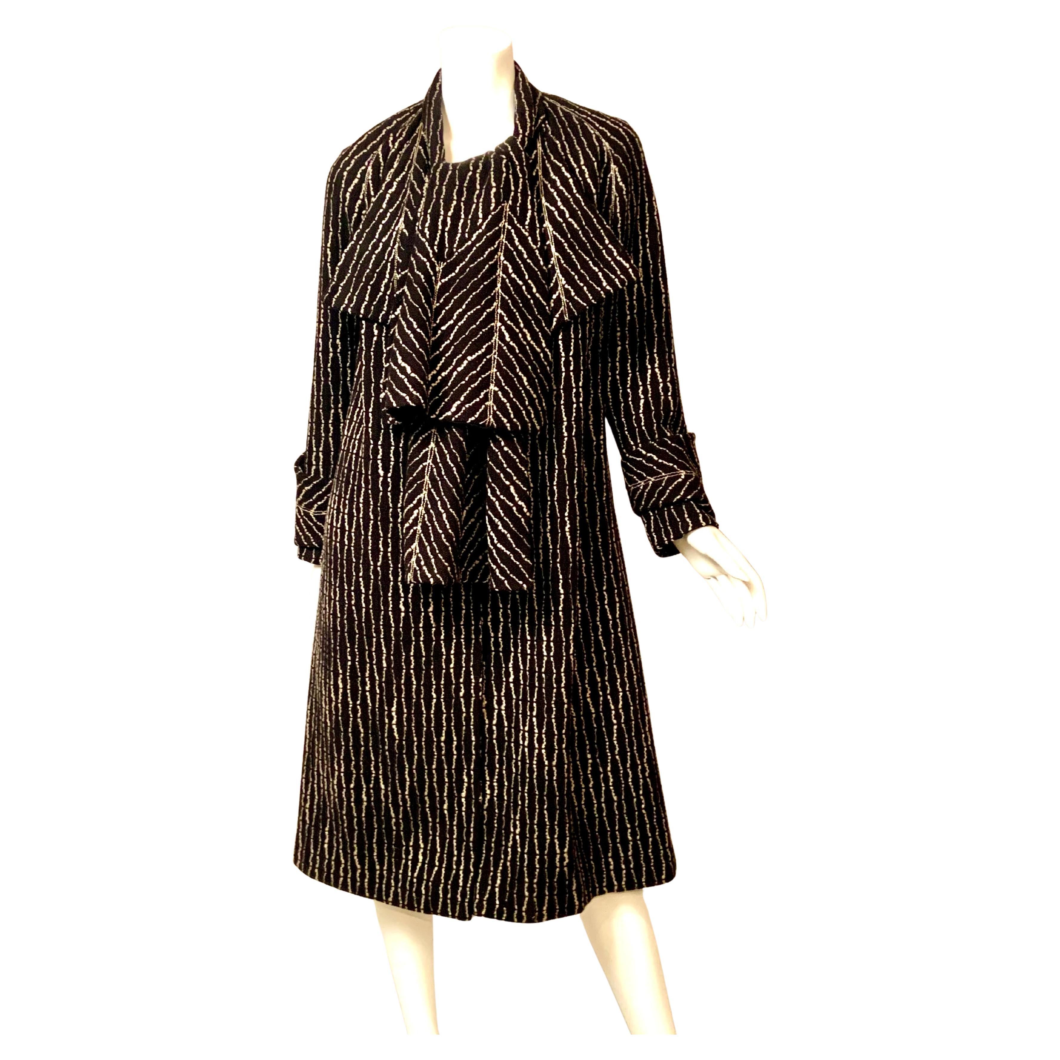 Cappotto in lana bianco e nero degli anni 
20 con sciarpa annessa