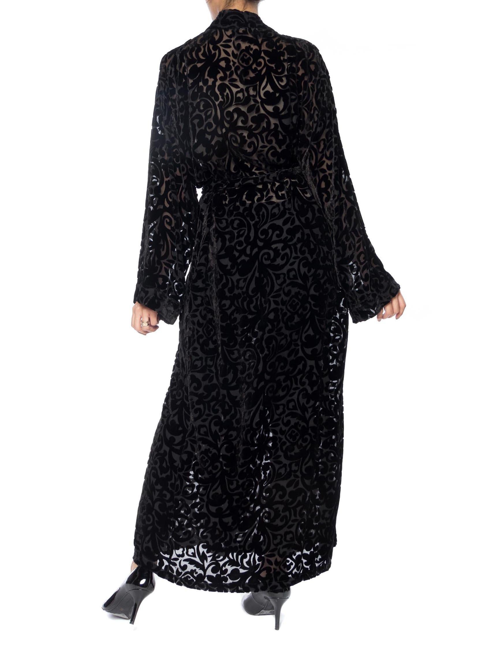 1920S Black Silk Burnout Velvet Wrap Robe With Interior Tie In Excellent Condition In New York, NY