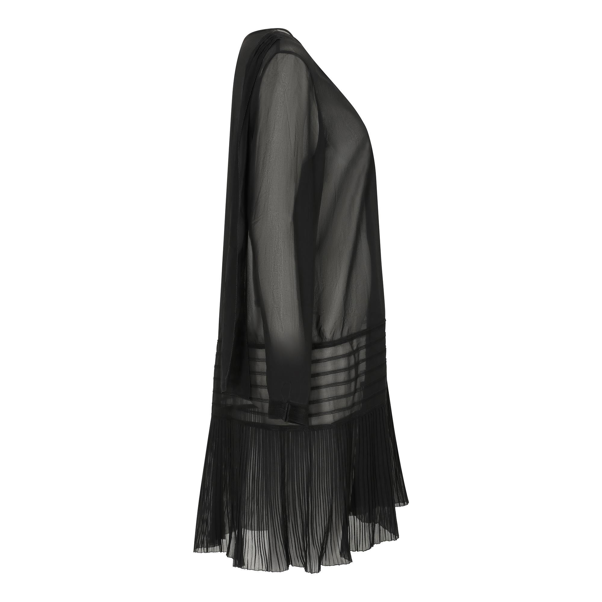 Dieses originale schwarze Georgette-Kleid aus den 1920er Jahren, das aus Amerika stammt, befindet sich in einem außergewöhnlichen Vintage-Zustand. Es weist einige sehr interessante Designmerkmale auf, darunter einen doppelten V-Ausschnitt mit einer