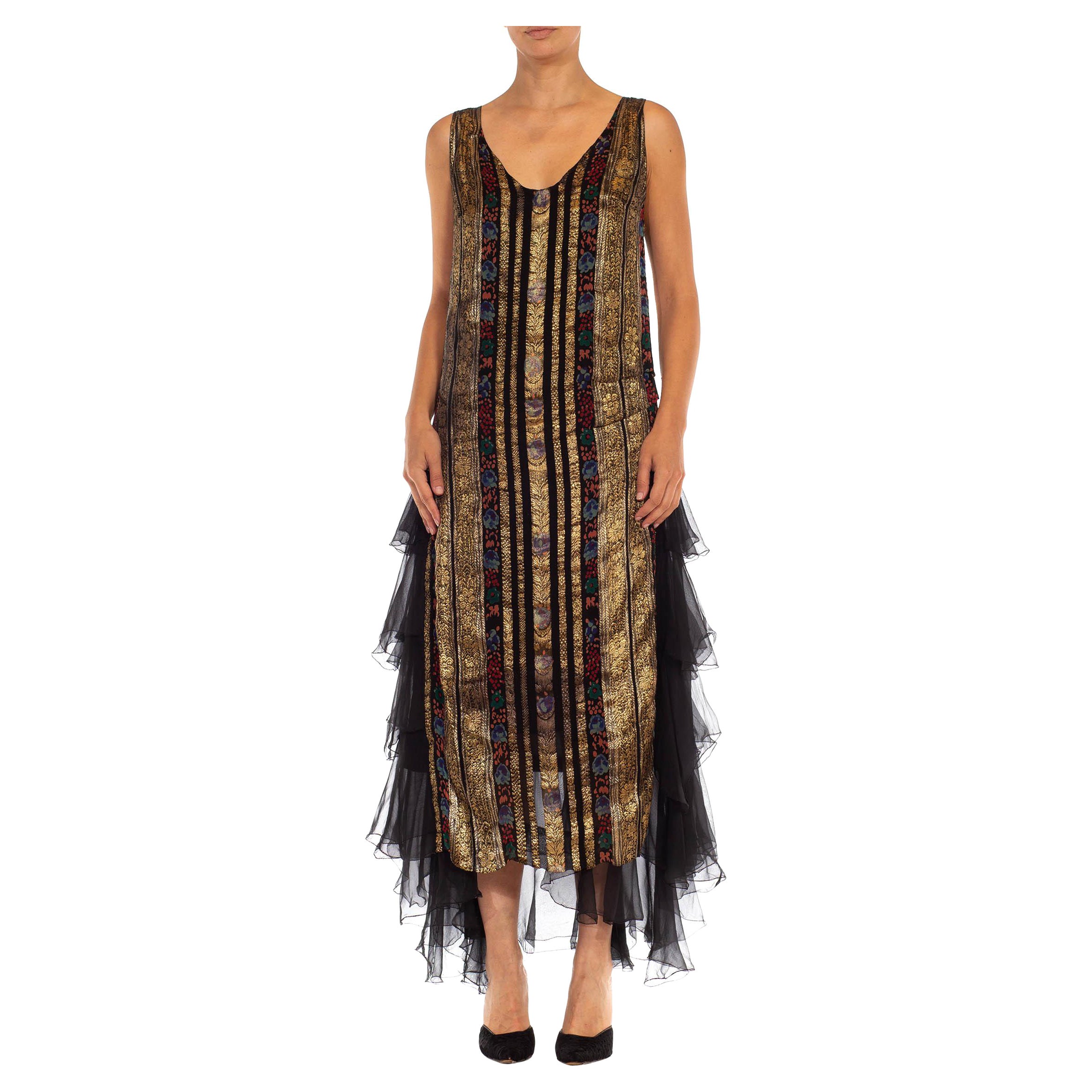 Seiden-Lamm-Chiffon-Kleid in Schwarz und Gold aus den 1920er Jahren mit seitlichen Rüschen und gestuften Trägern