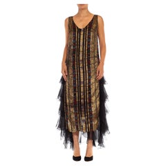 Seiden-Lamm-Chiffon-Kleid in Schwarz und Gold aus den 1920er Jahren mit seitlichen Rüschen und gestuften Trägern