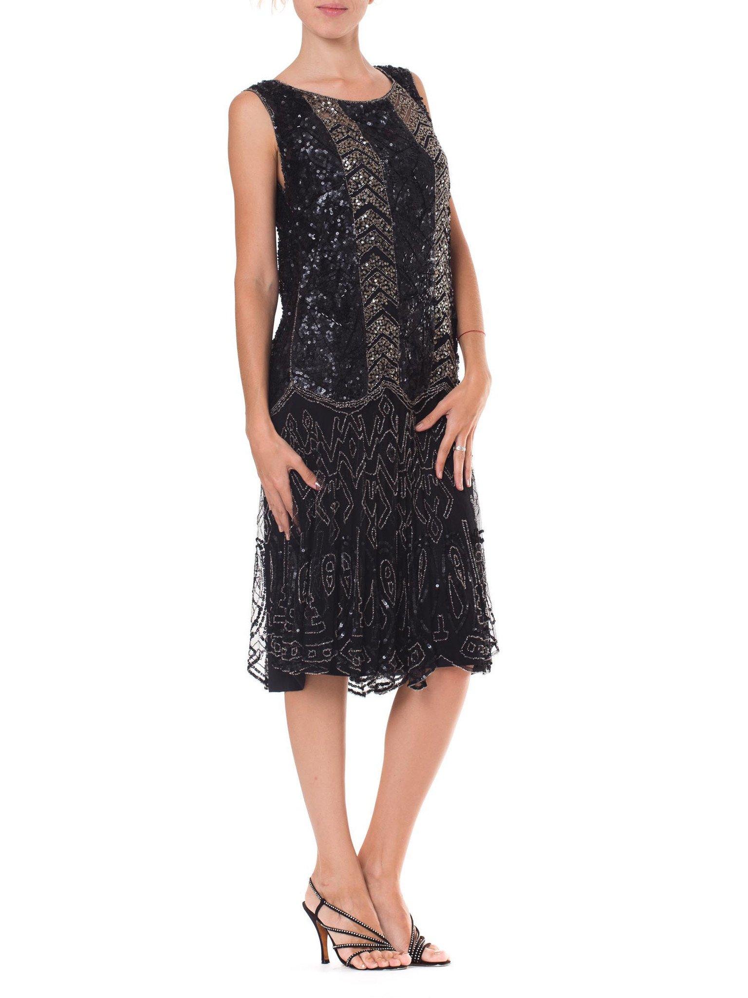 1920S  Robe de flapper Art déco en filet de soie noir perlé à la main avec motifs de paillettes en chevron et jupe évasée