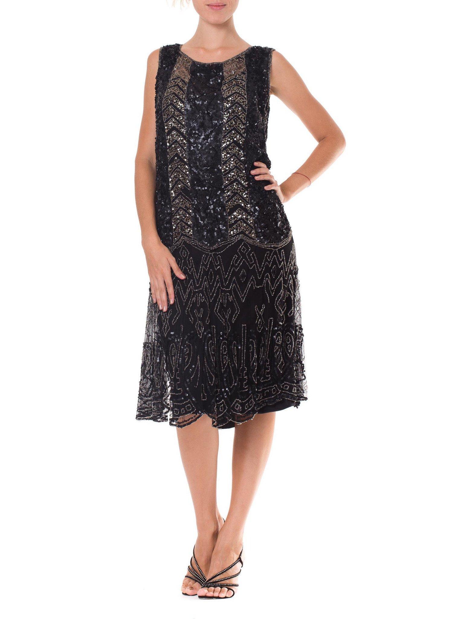 Noir 1920S  Robe de flapper art déco en soie noire perlée à la main avec paillettes en chevron en vente