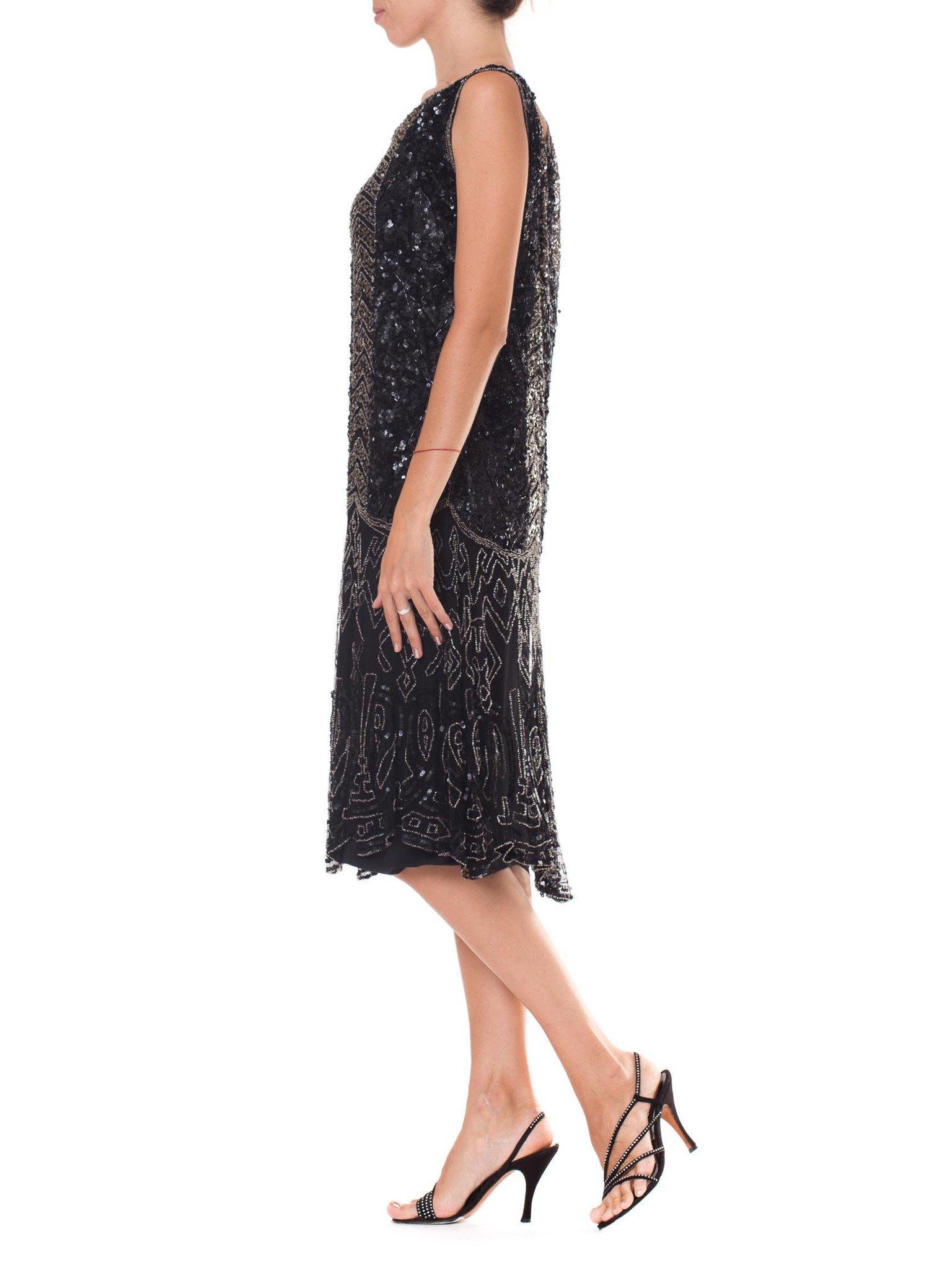 1920S  Robe de flapper art déco en soie noire perlée à la main avec paillettes en chevron Bon état - En vente à New York, NY