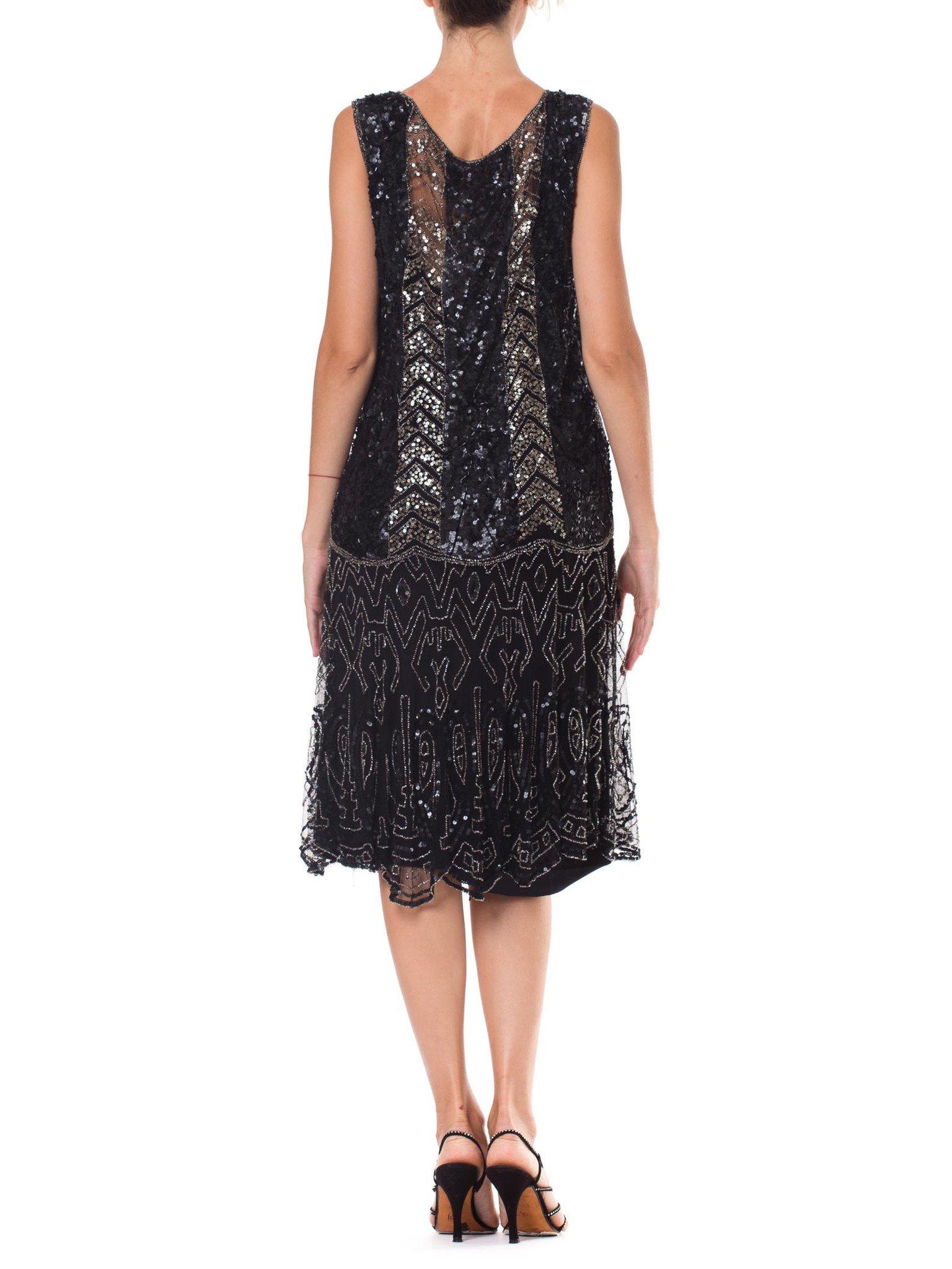 1920S  Robe de flapper art déco en soie noire perlée à la main avec paillettes en chevron Pour femmes en vente