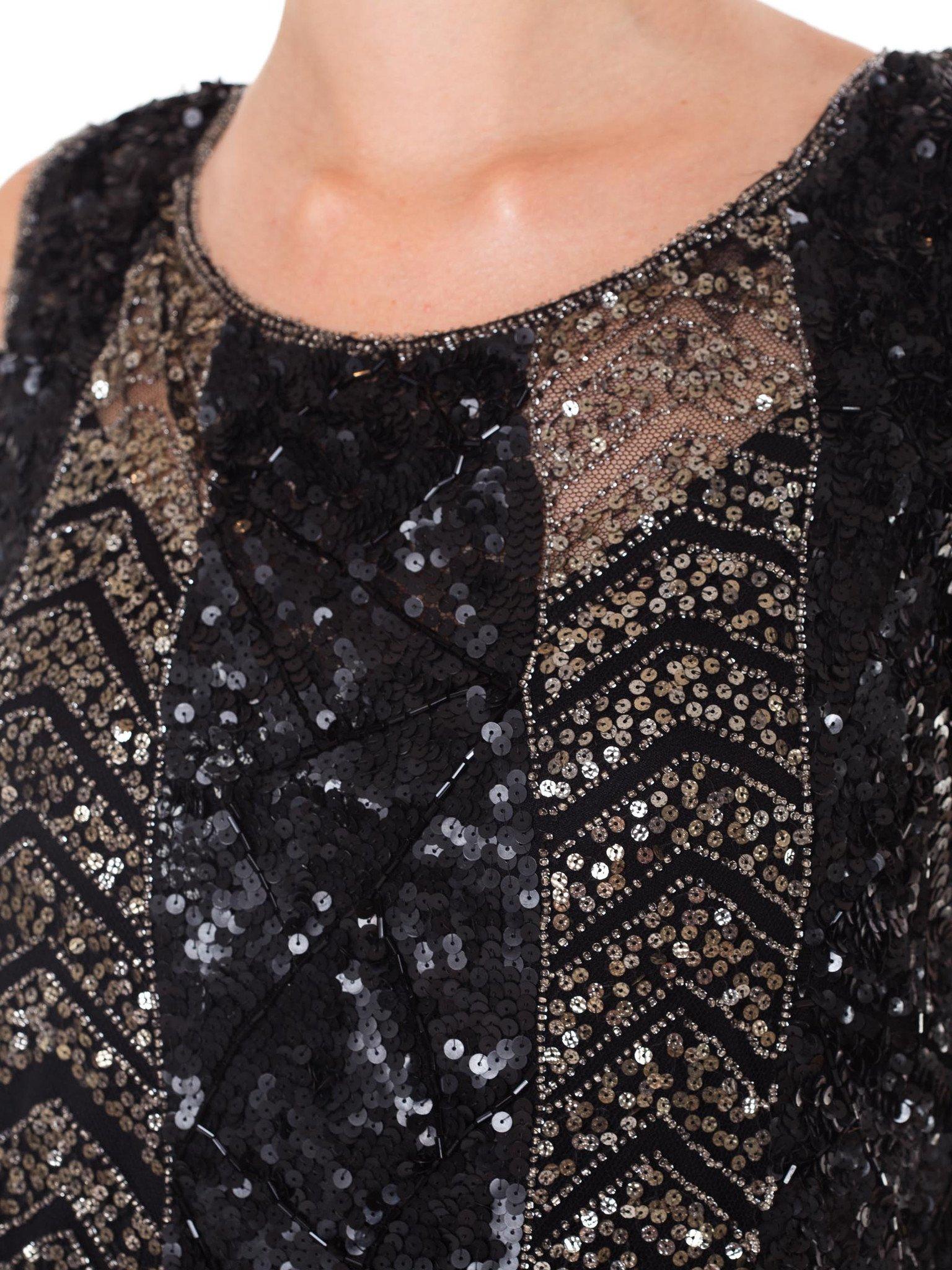 1920S  Robe de flapper art déco en soie noire perlée à la main avec paillettes en chevron en vente 3