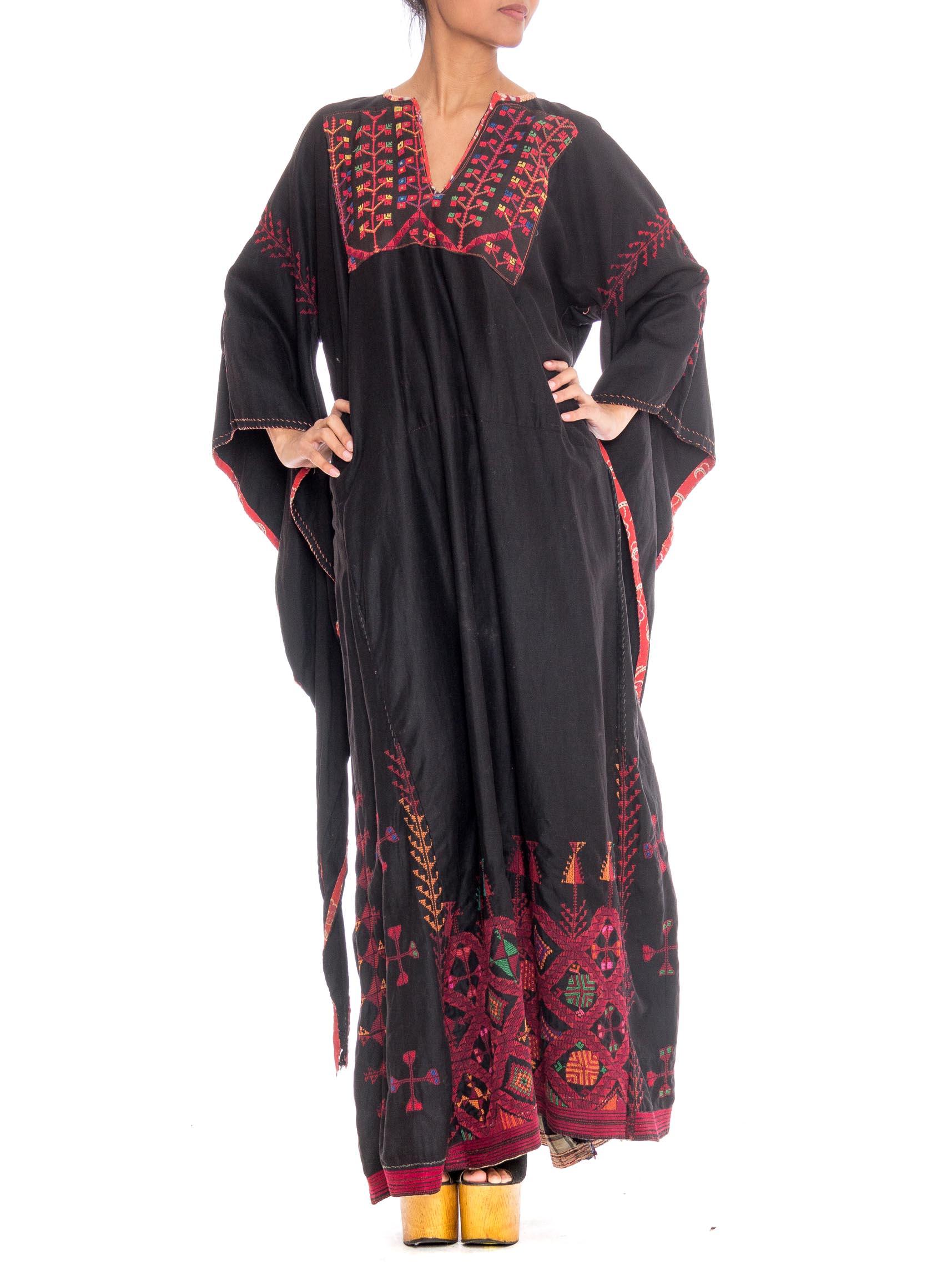 1920S Black Hand Embroidered Cotton Kaftan With Medieval Sleeves In Excellent Condition In New York, NY