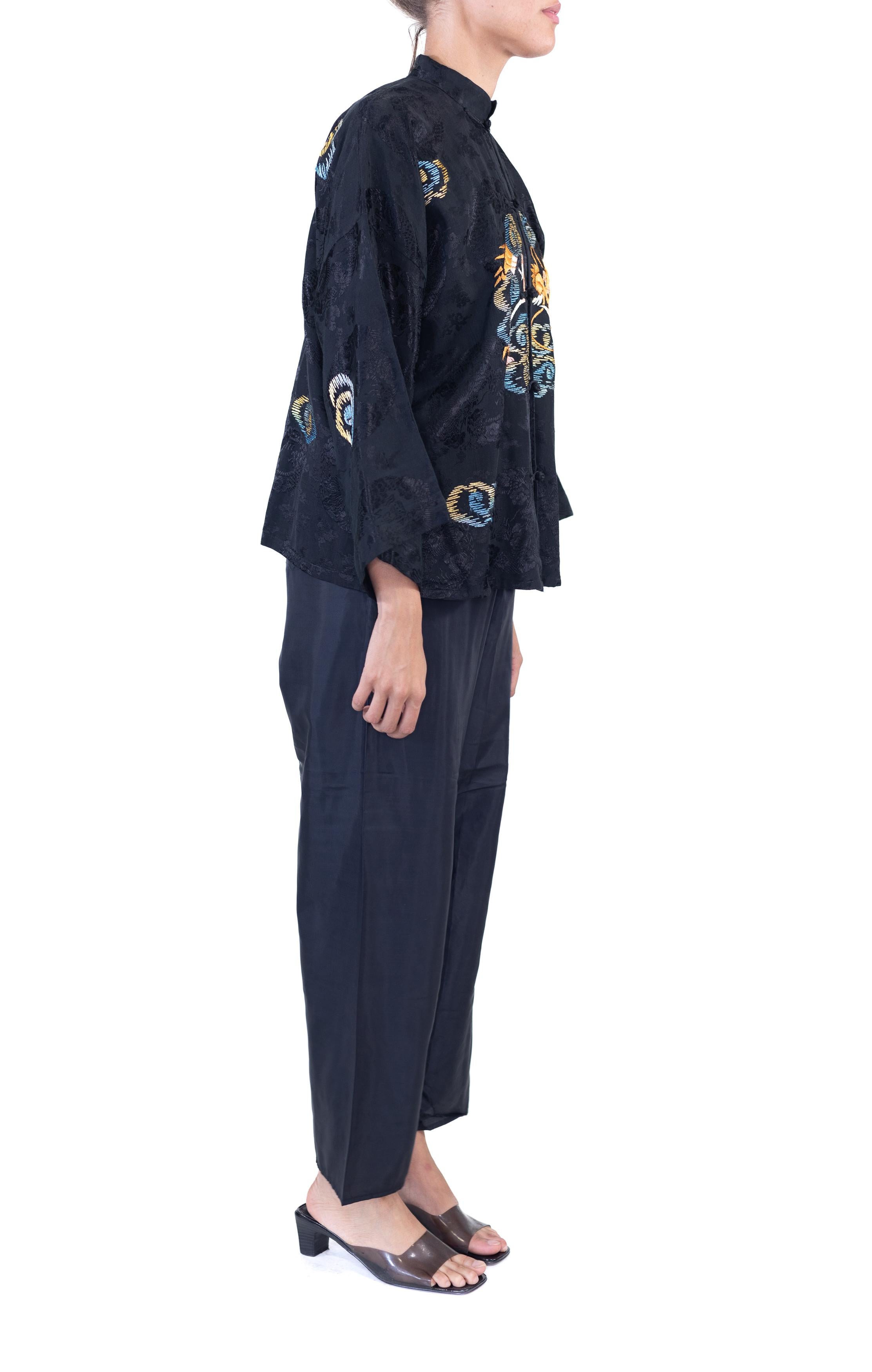 1920S Black Hand Embroidered Silk Chinese Lounge Pajamas In Excellent Condition For Sale In New York, NY