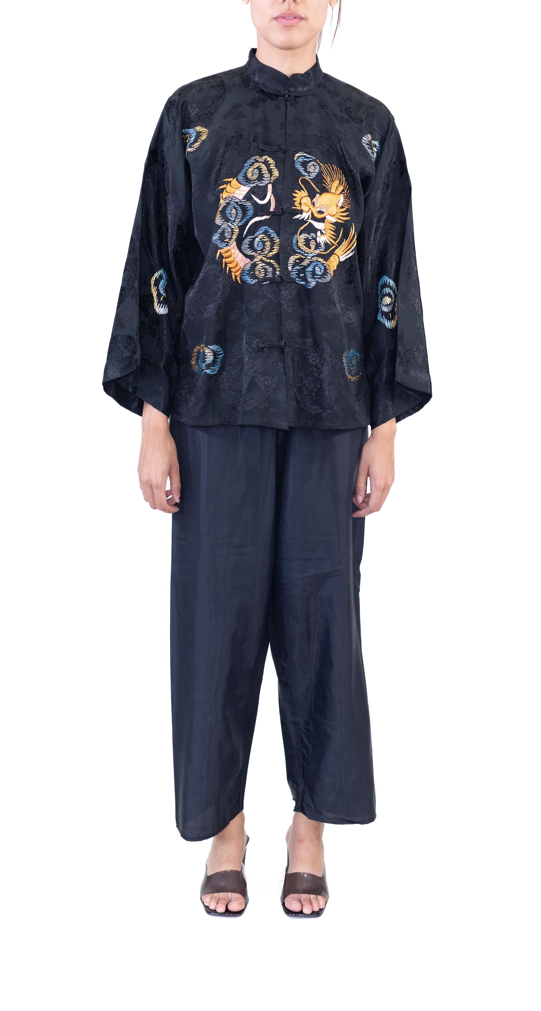 1920S Black Hand Embroidered Silk Chinese Lounge Pajamas For Sale 1