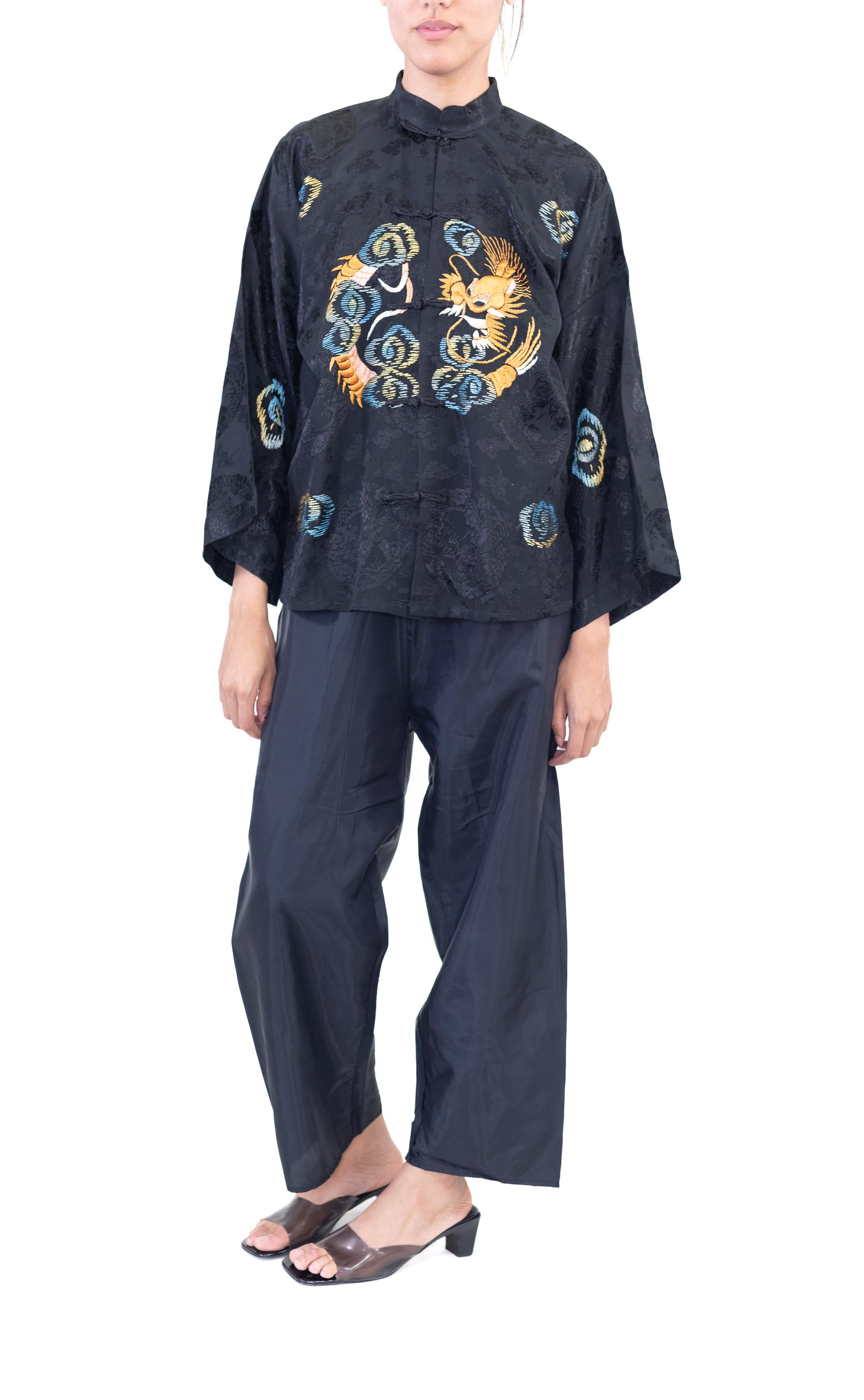 1920er Jahre Schwarze handbestickte chinesische Lounge-Pajamas aus Seide im Angebot 1