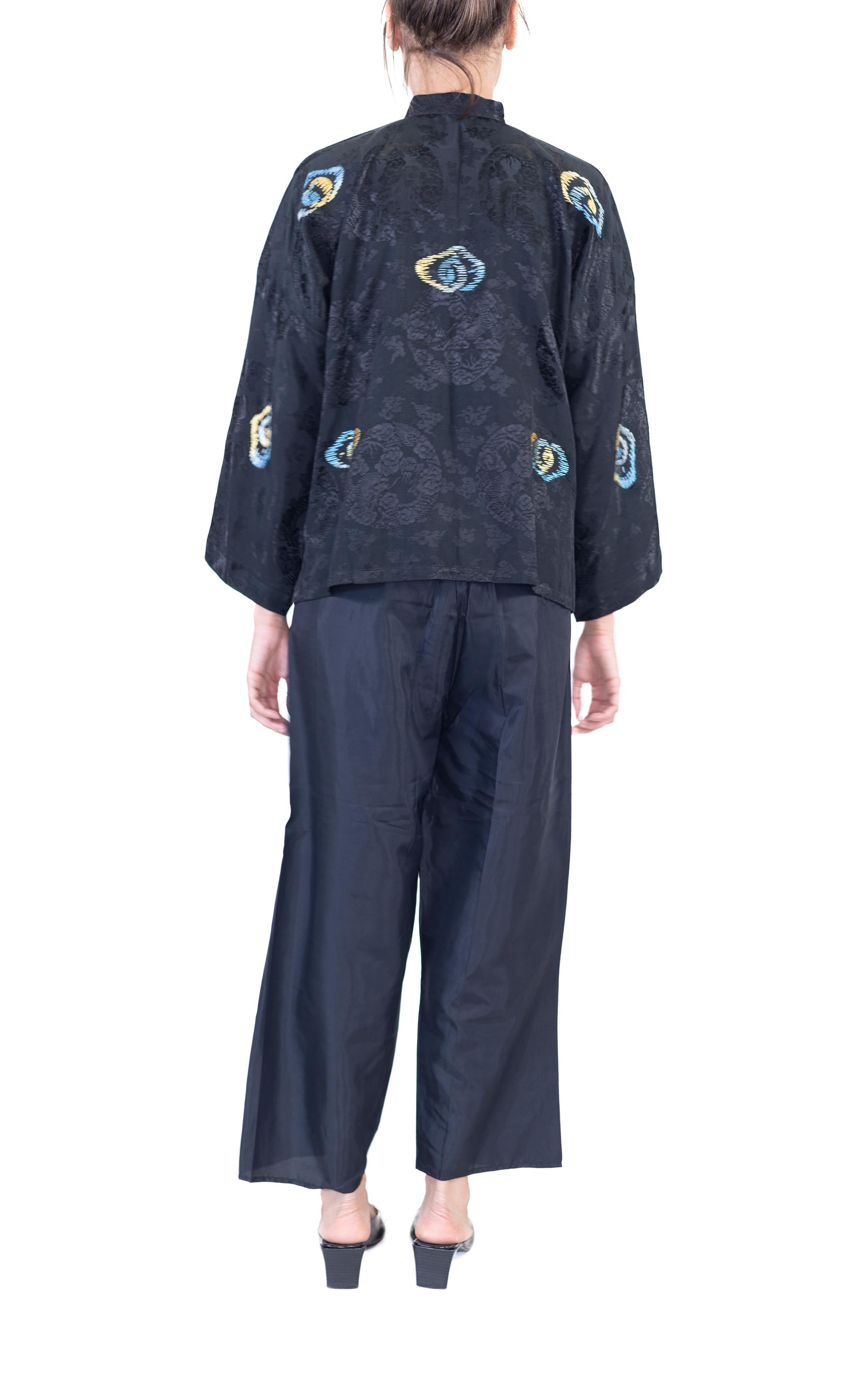 1920er Jahre Schwarze handbestickte chinesische Lounge-Pajamas aus Seide im Angebot 4