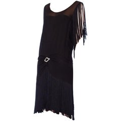 Flapper à franges en mousseline de soie noire et franges, années 1920  Robe de cocktail avec boucle en strass