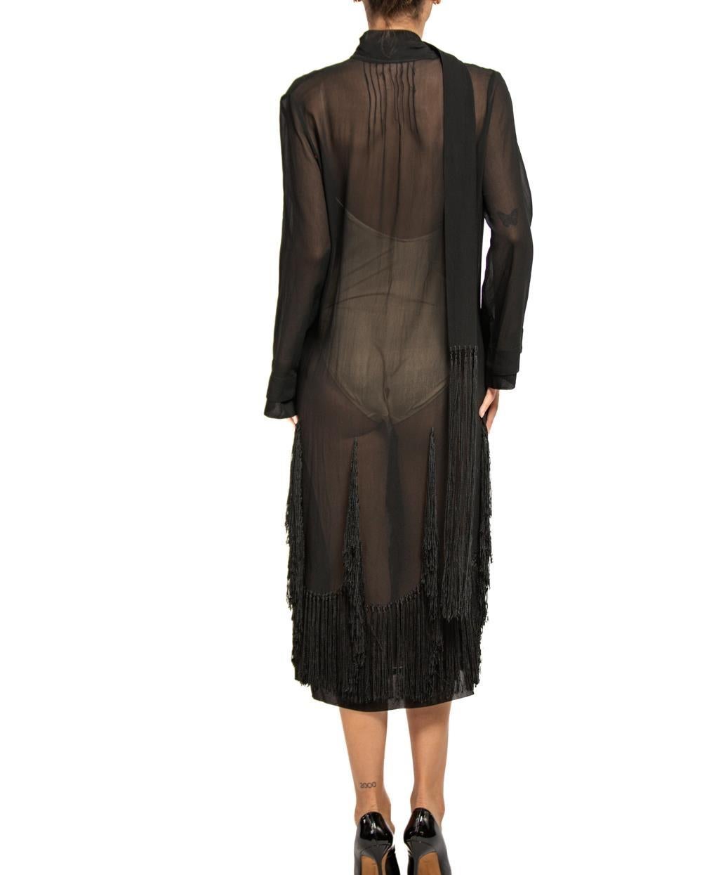 1920S Robe enveloppante en mousseline de soie noire avec franges en vente 2