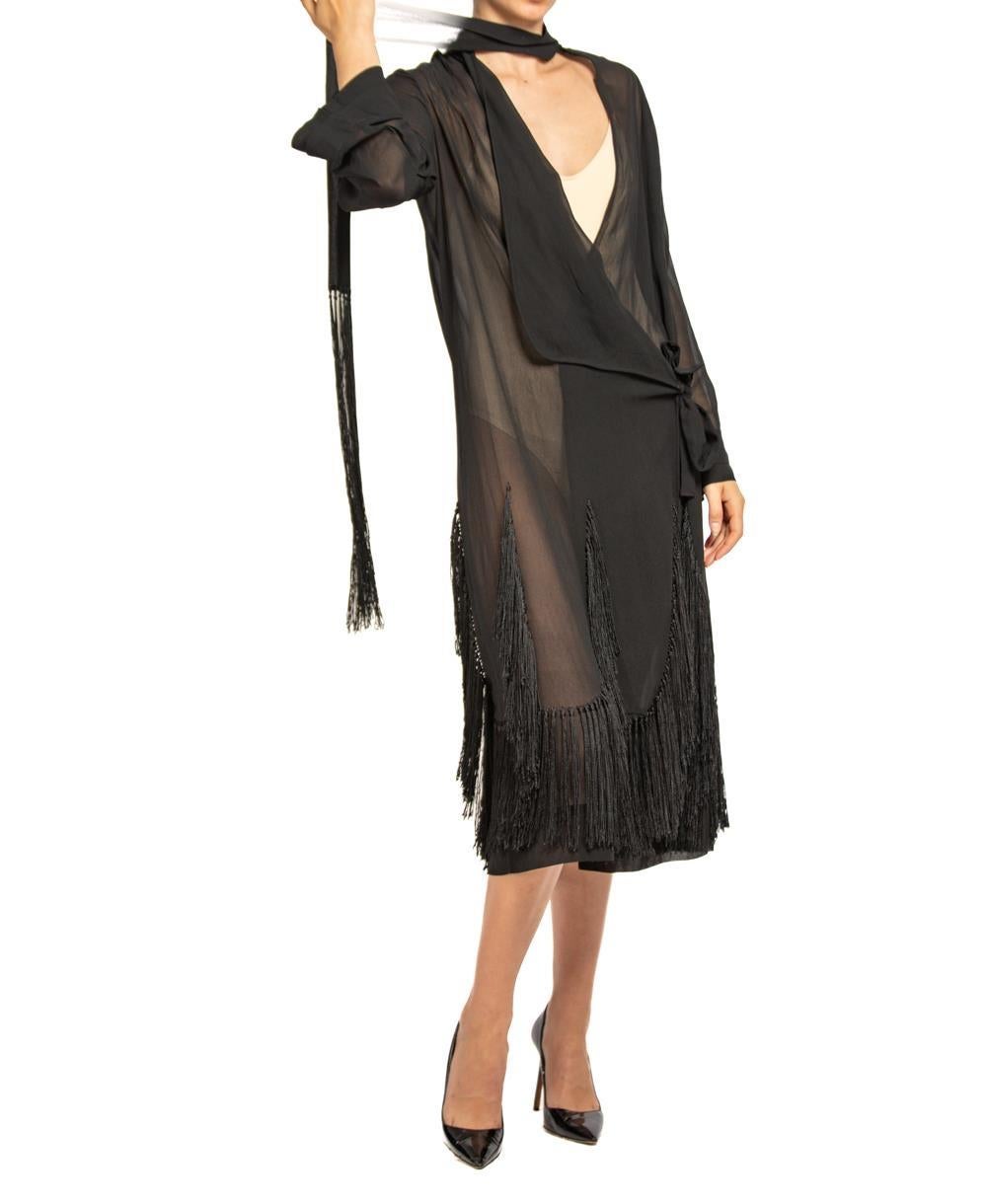1920S Robe enveloppante en mousseline de soie noire avec franges en vente 6