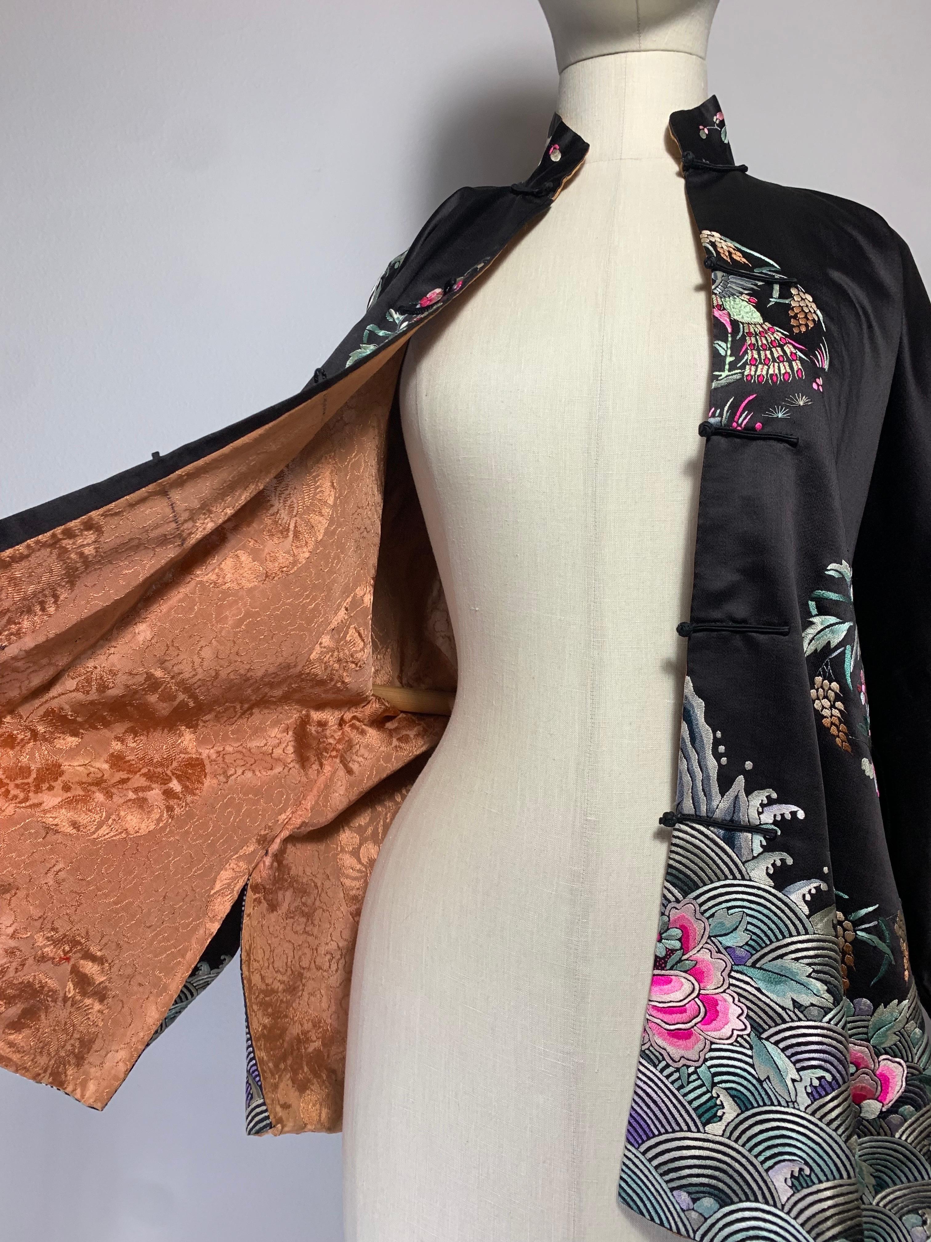 1920er Jahre Schwarzer Seidensatin Chinesische traditionelle Jacke mit bunter Handstickerei im Angebot 11