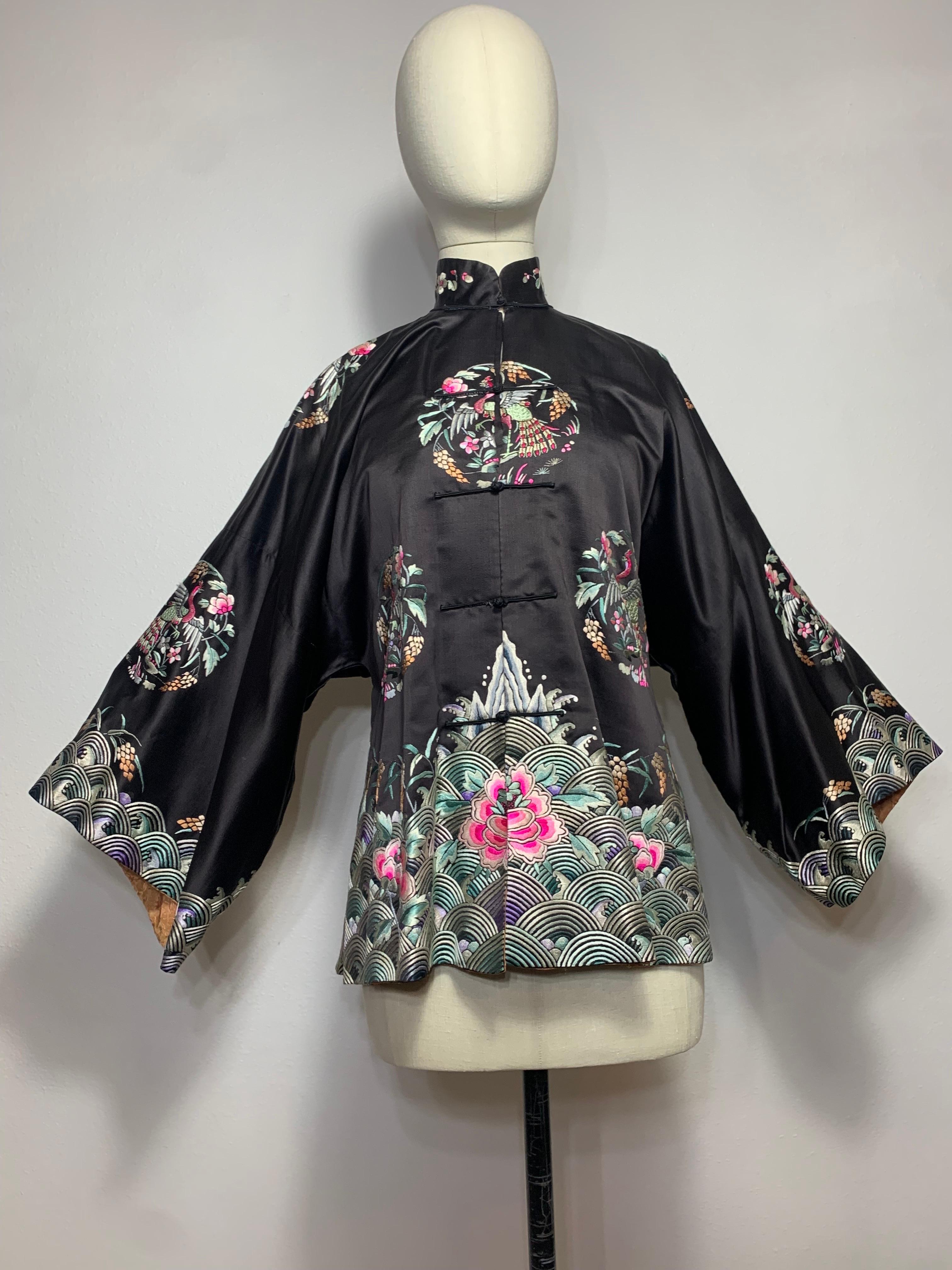 1920er Jahre Schwarzer Seidensatin Chinesische traditionelle Jacke mit bunter Handstickerei:  Nehru-Kragen und Satinfrösche auf der Vorderseite zum Verschließen dieser wunderschönen handgestickten Vogelmotive in Rosa, Lavendel und Blassgrün