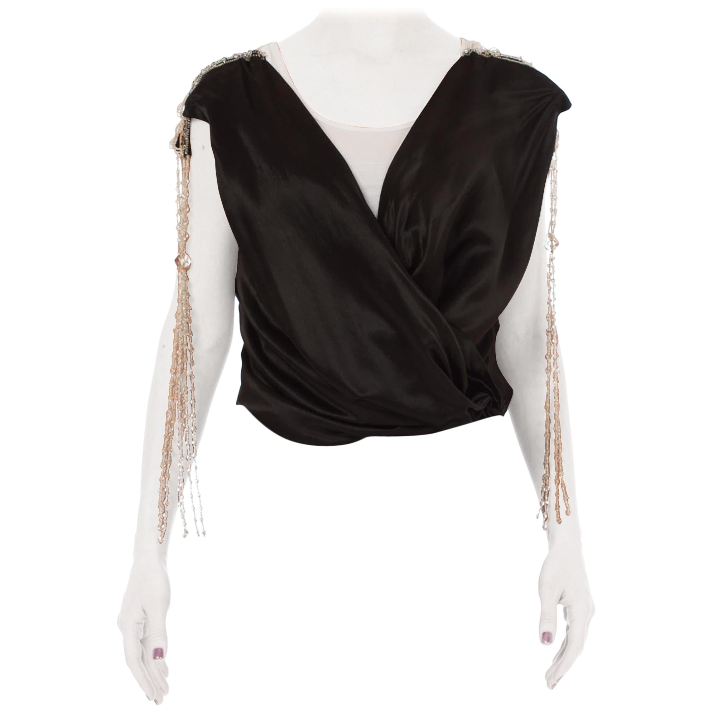 Schwarze Seiden-Satin-Bluse mit Rundhalsausschnitt und perlenbesetzten Quasten an den Schultern aus den 1920er Jahren im Angebot