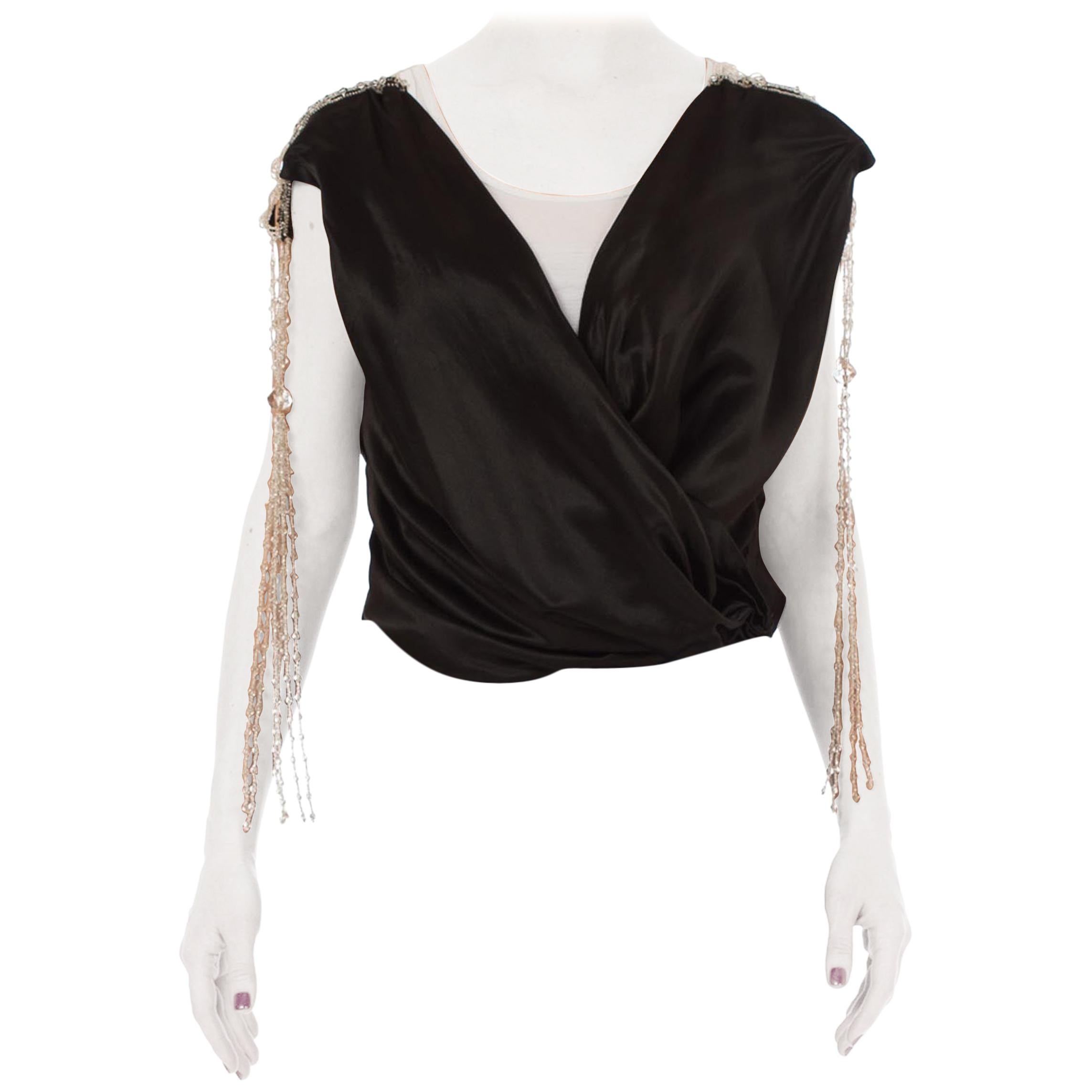 Camicetta 1920S a collo alto in raso di seta nera con perline e nappe sulle spalle in vendita