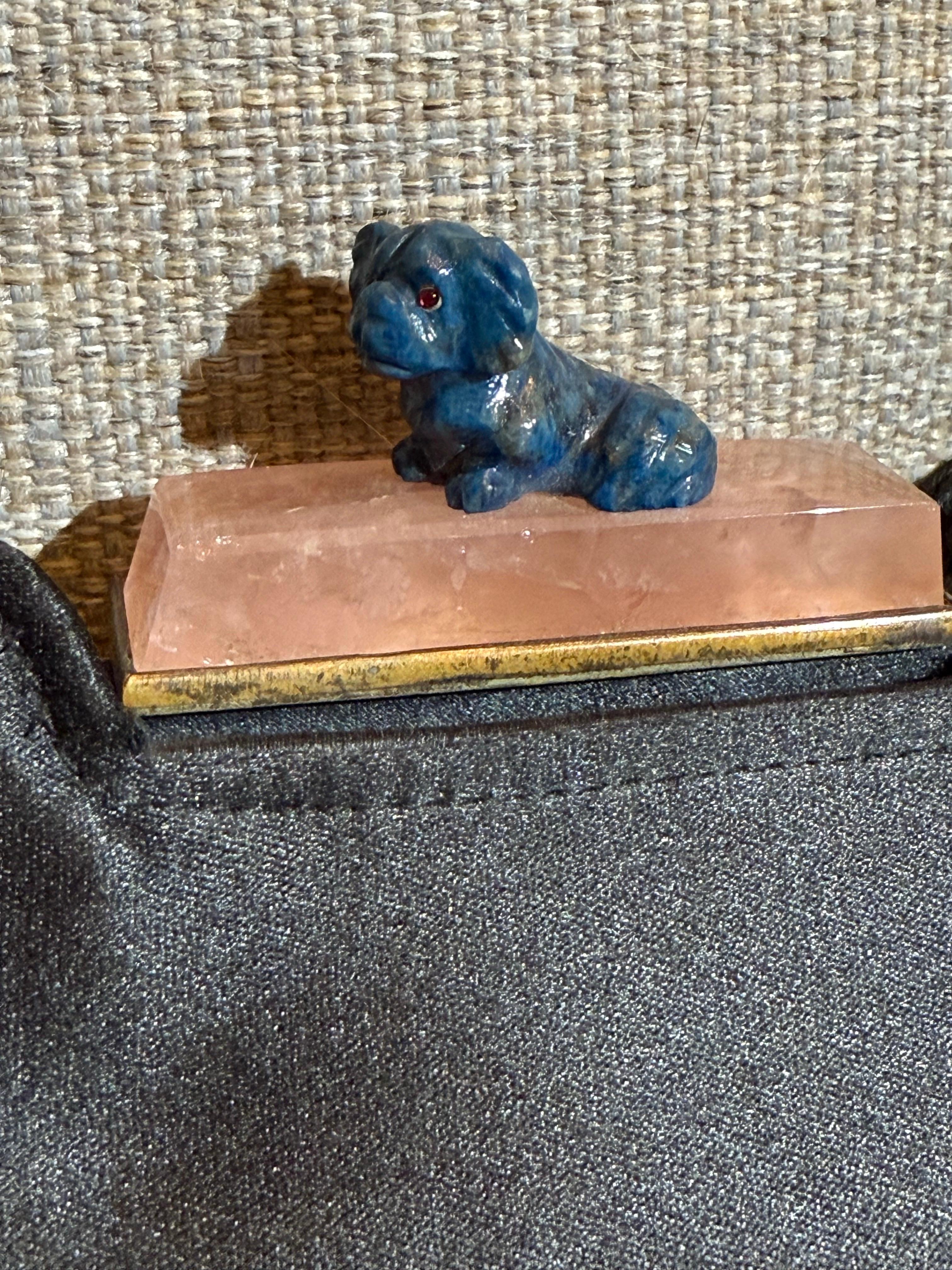 1920er Jahre Schwarz Seide Satin Abend Umschlag Clutch Handtasche mit großen rosa Quarz & Hund: Eine wunderschöne chinoise Art Deco Abendtasche mit einem großen rosa Quarzbrocken und einem charmanten blauen lapis chinesischen Hund mit winzigen