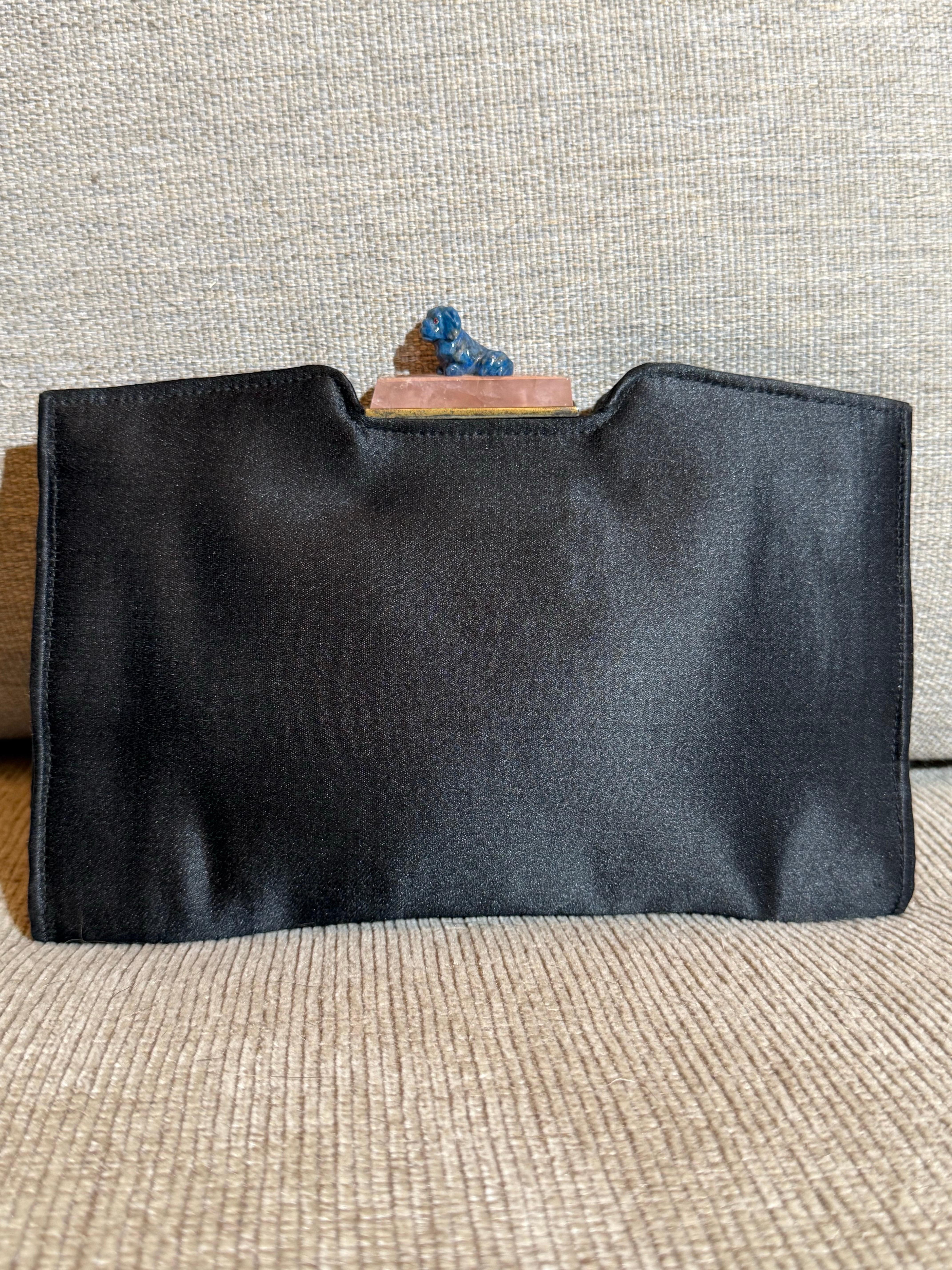 1920er Jahre Schwarz Seide Satin Abend Umschlag Handtasche mit großem rosa Quarz & Hund im Zustand „Gut“ im Angebot in Gresham, OR