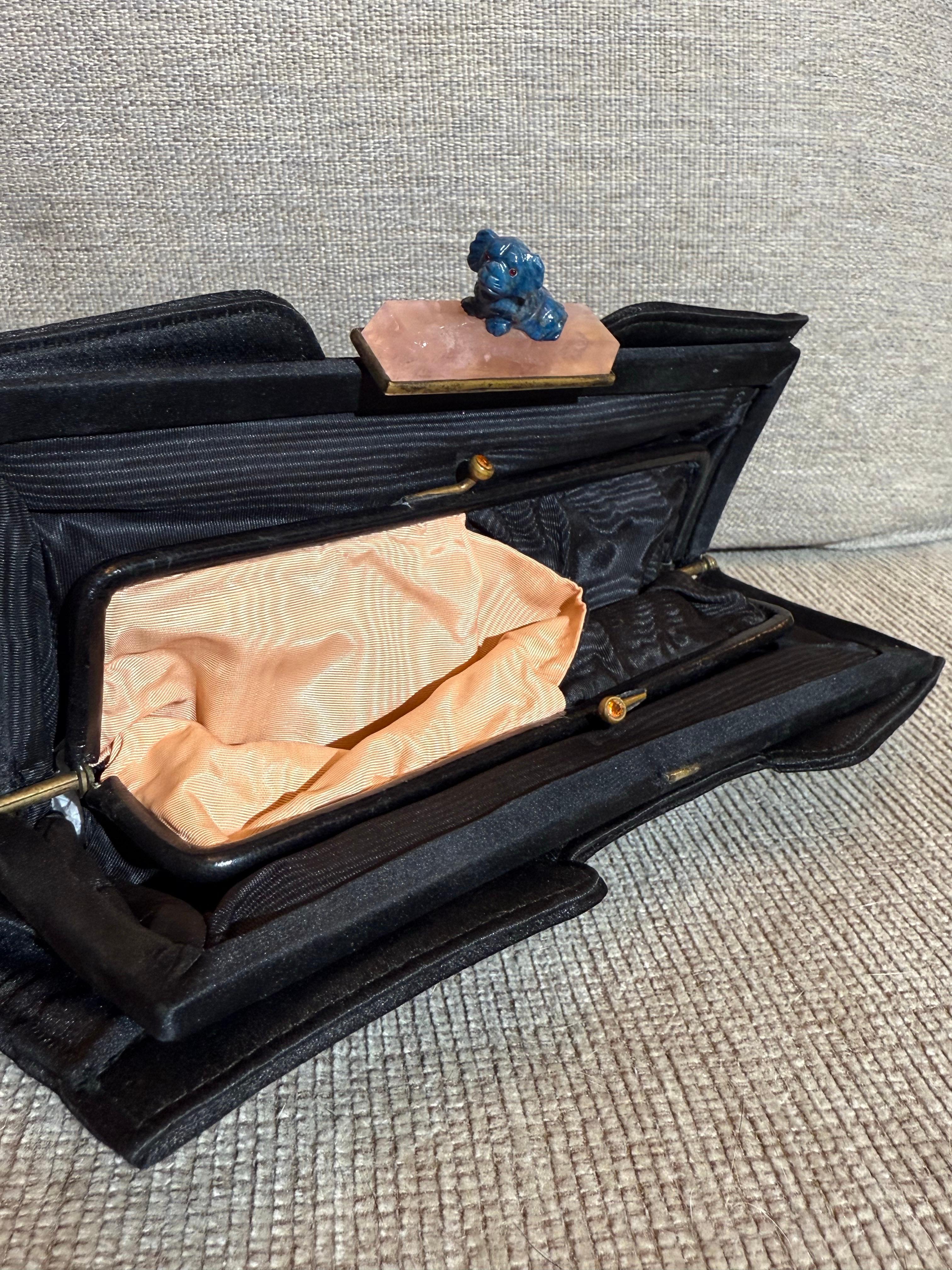 1920er Jahre Schwarz Seide Satin Abend Umschlag Handtasche mit großem rosa Quarz & Hund im Angebot 1