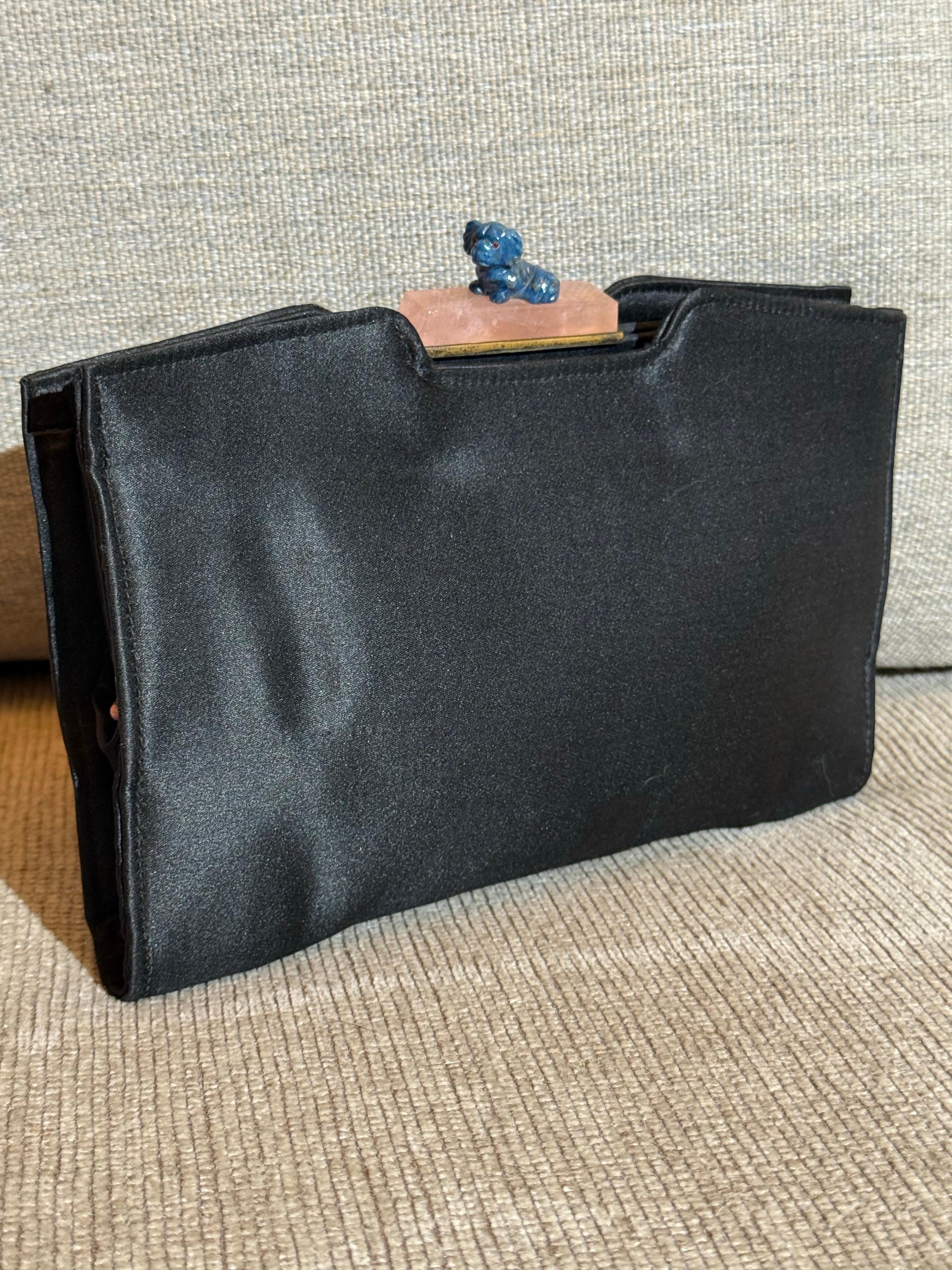 1920er Jahre Schwarz Seide Satin Abend Umschlag Handtasche mit großem rosa Quarz & Hund im Angebot 2