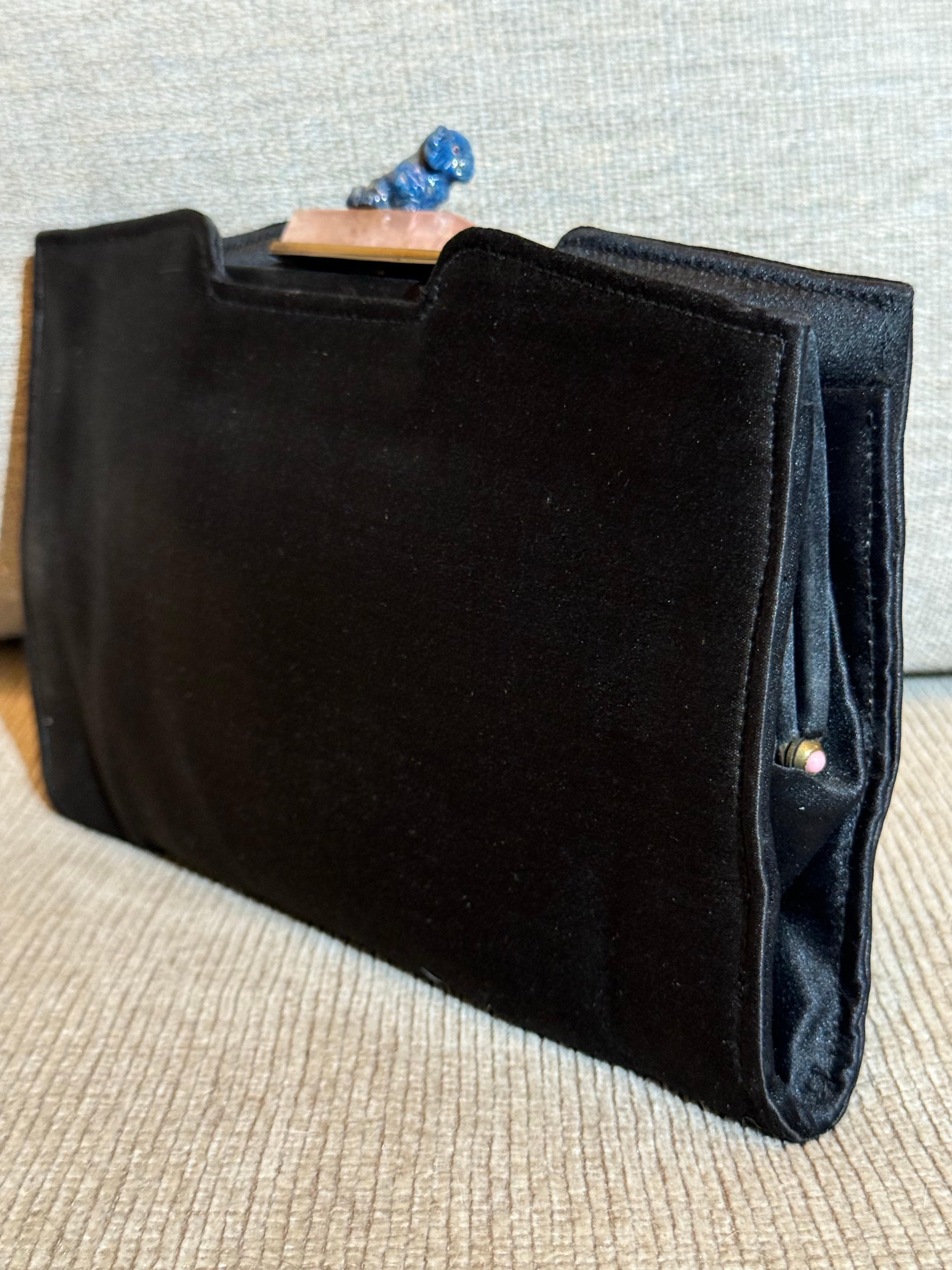 1920er Jahre Schwarz Seide Satin Abend Umschlag Handtasche mit großem rosa Quarz & Hund im Angebot 3