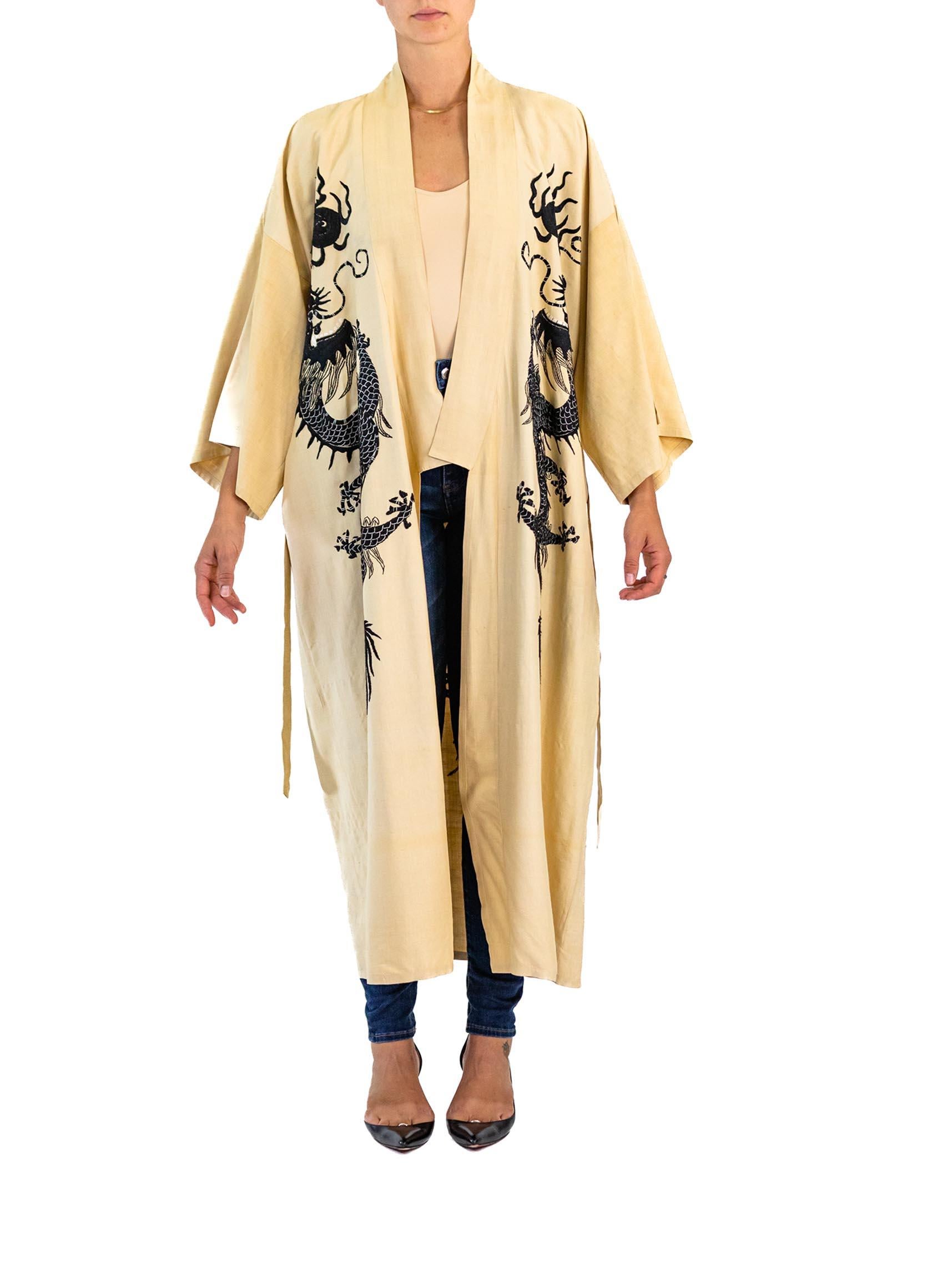 1920er Jahre Schwarzer & Weißer Seiden Kimono mit gesticktem Drachen
