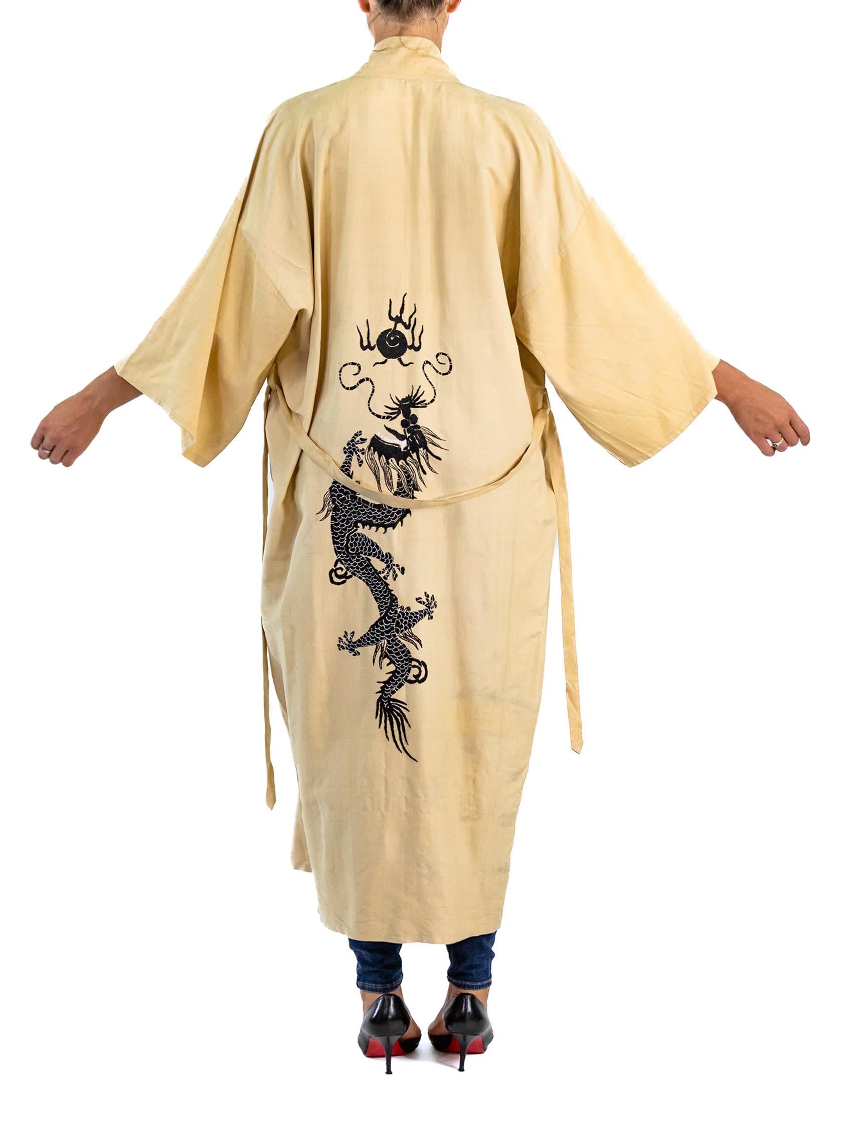 1920er Jahre Schwarz-Weiß Seide Langer bestickter Drachen Kimono im Zustand „Hervorragend“ im Angebot in New York, NY