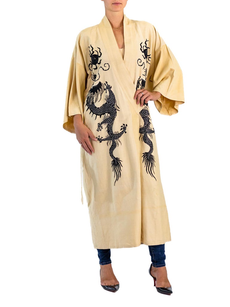 Kimono long en soie brodé de dragons noirs et blancs des années 1920 En  vente sur 1stDibs