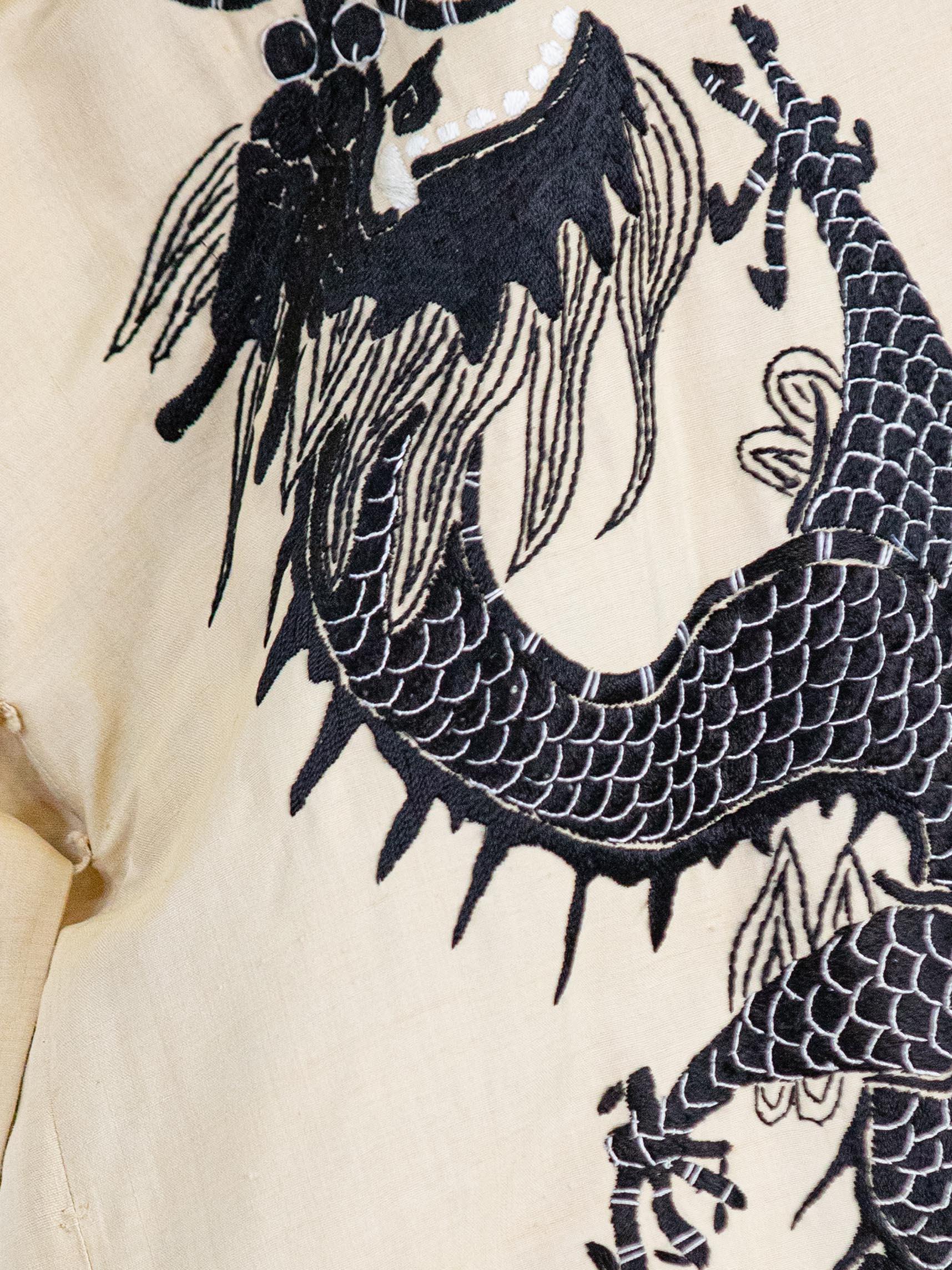 1920er Jahre Schwarz-Weiß Seide Langer bestickter Drachen Kimono im Angebot 4