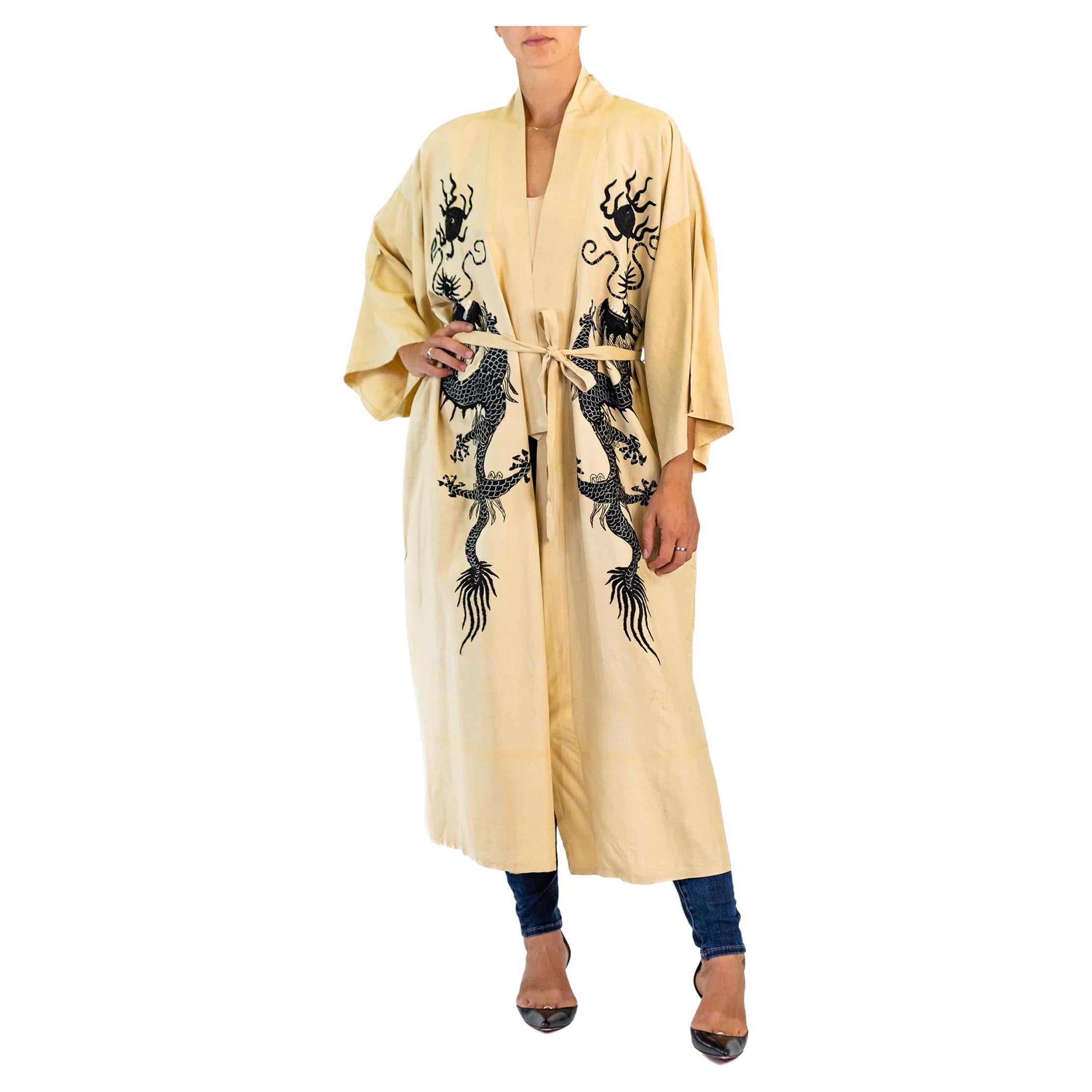 1920er Jahre Schwarz-Weiß Seide Langer bestickter Drachen Kimono im Angebot