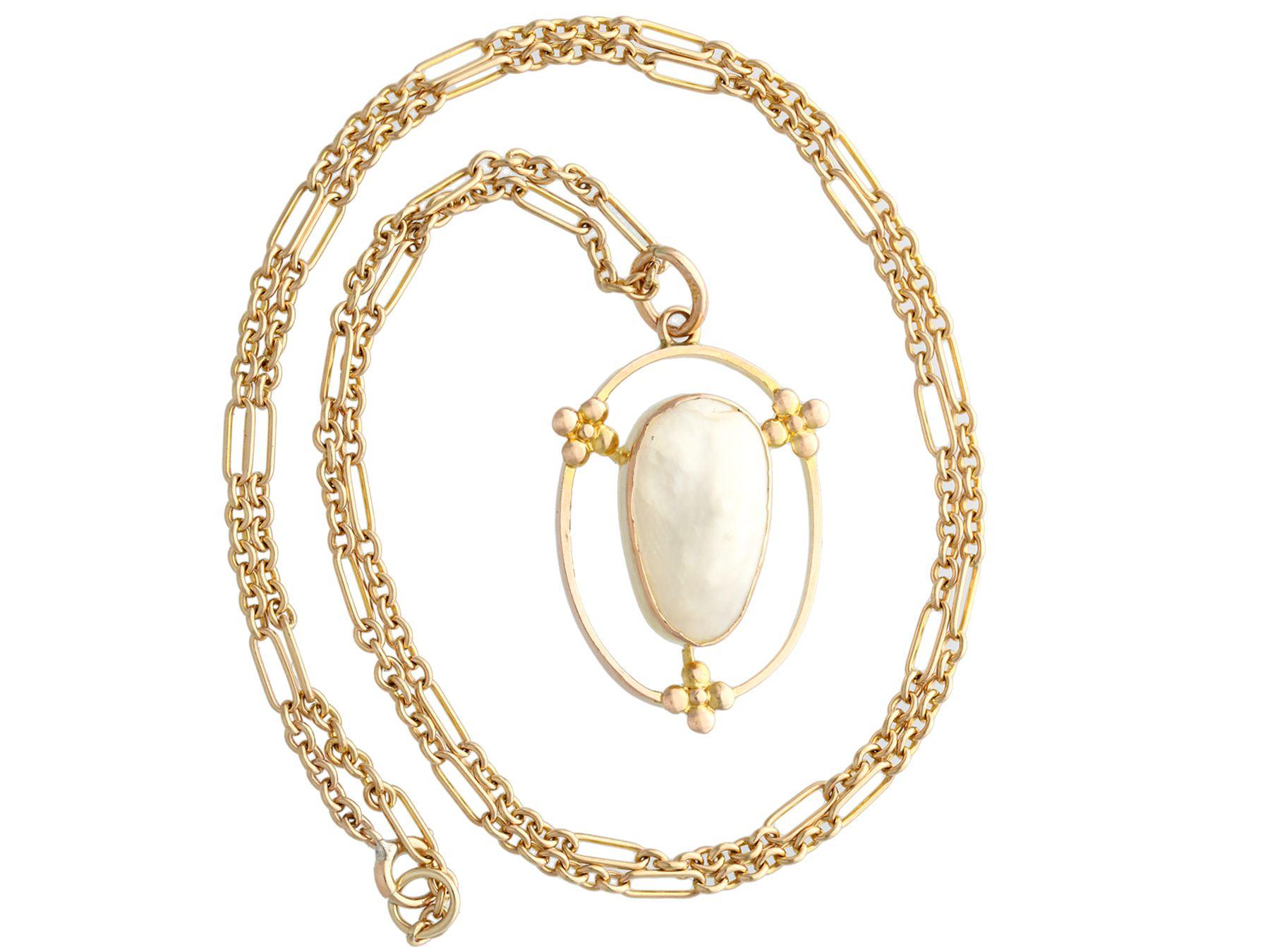 A fine and impressive antique blister pearl and 9k yellow gold pendant on a 10k yellow gold chain; part of our diverse jewelry collections.

This fine and impressive antique pearl pendant as been crafted in 9k yellow gold.

The pendant is ornamented