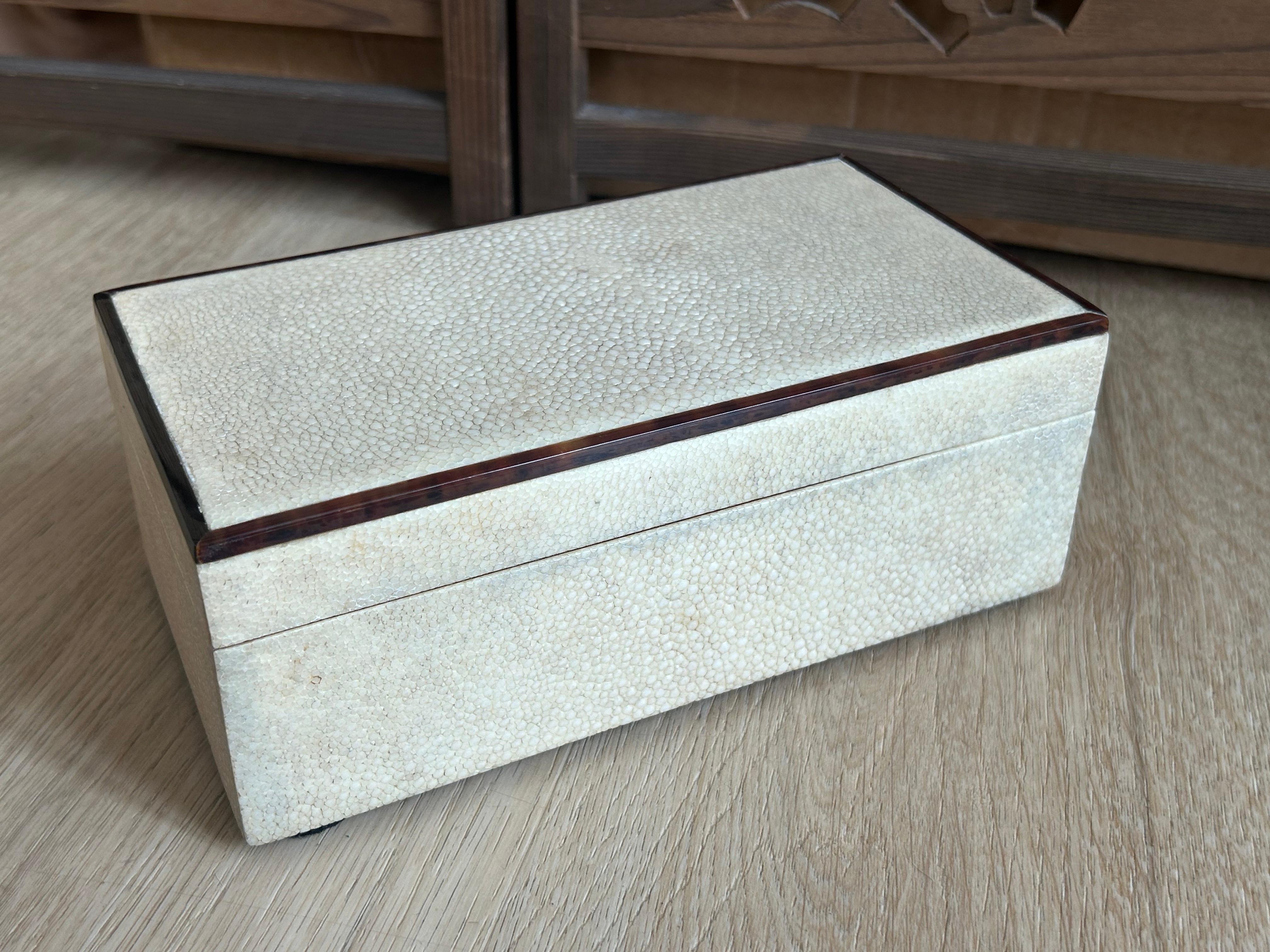 Cigar box lined in cedar wood with adjustable compartments. Rectangular in shape with an elegant design and a lid with tortoiseshell edges.

The pictures are part of the description.

Warning: Since this items are made of a protected species, CITES