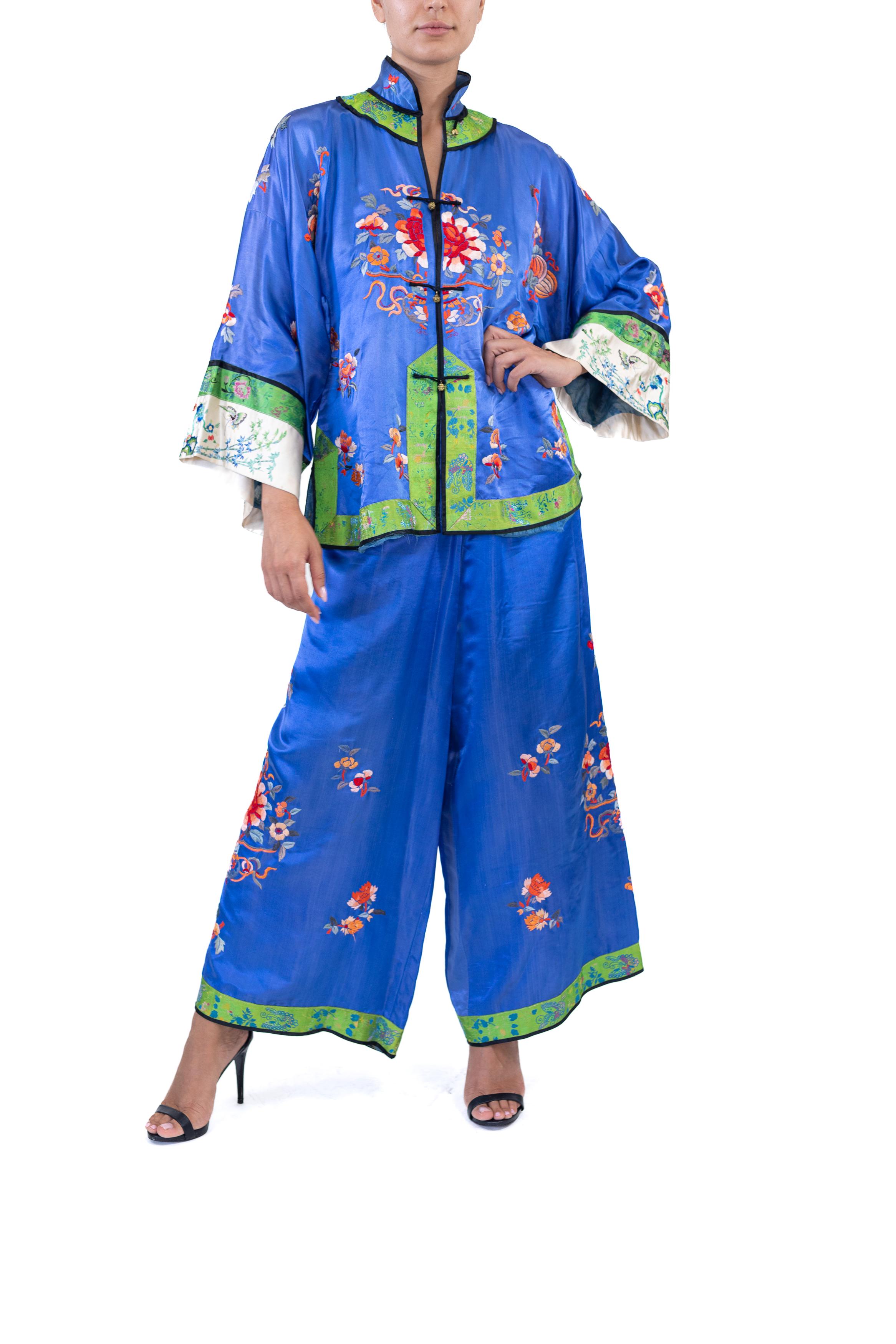 1920S Blue & Green Silk Hand Embroidered Chinese Lounge Pajamas In Excellent Condition For Sale In New York, NY
