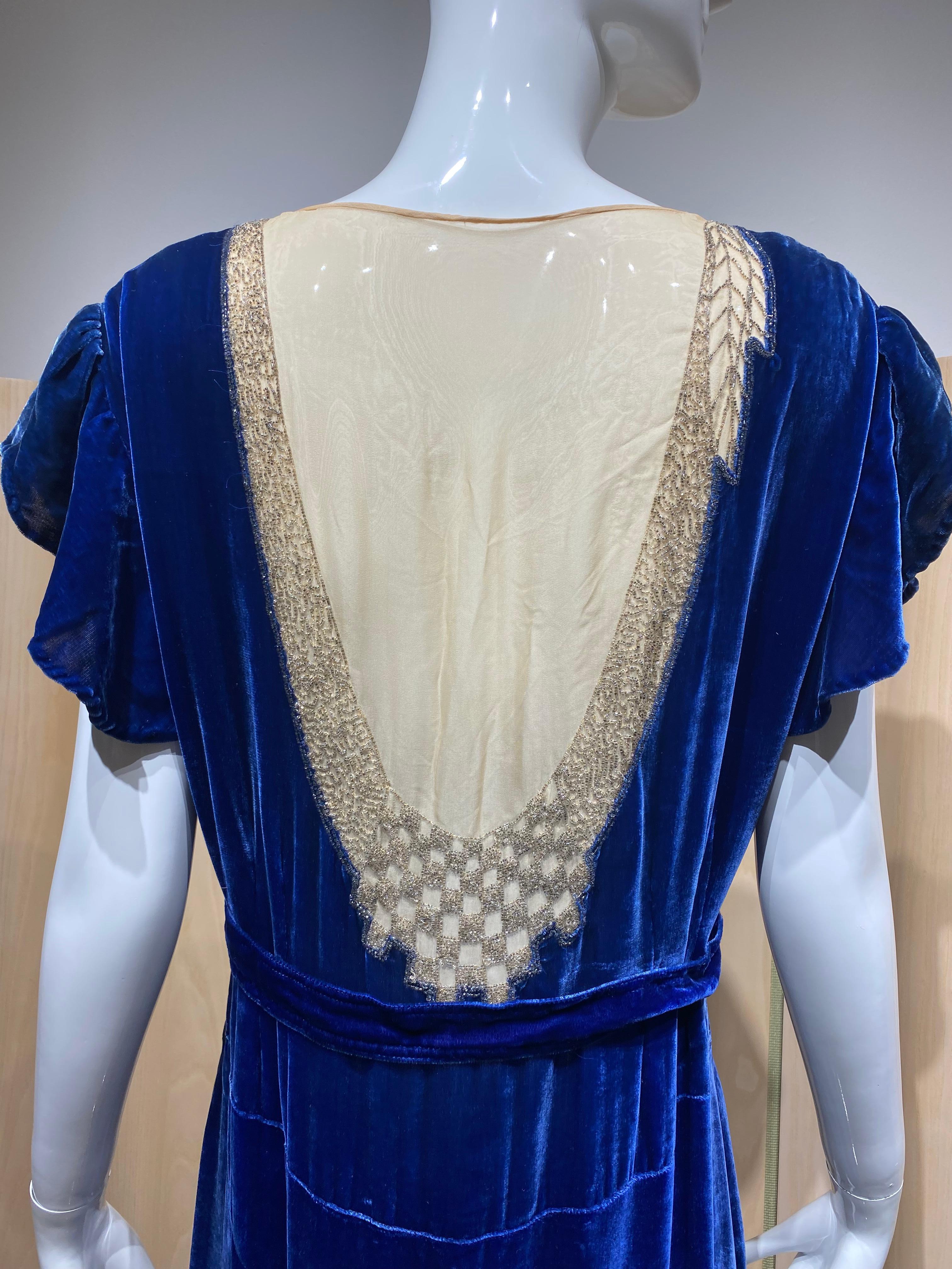 Vintage 1920s art deco blue velvet cocktail dress with silver beads on the neckline and back.
Dress comes with belt.

Size: 6
Bust: 36/ Waist: 28”/Hip :36”