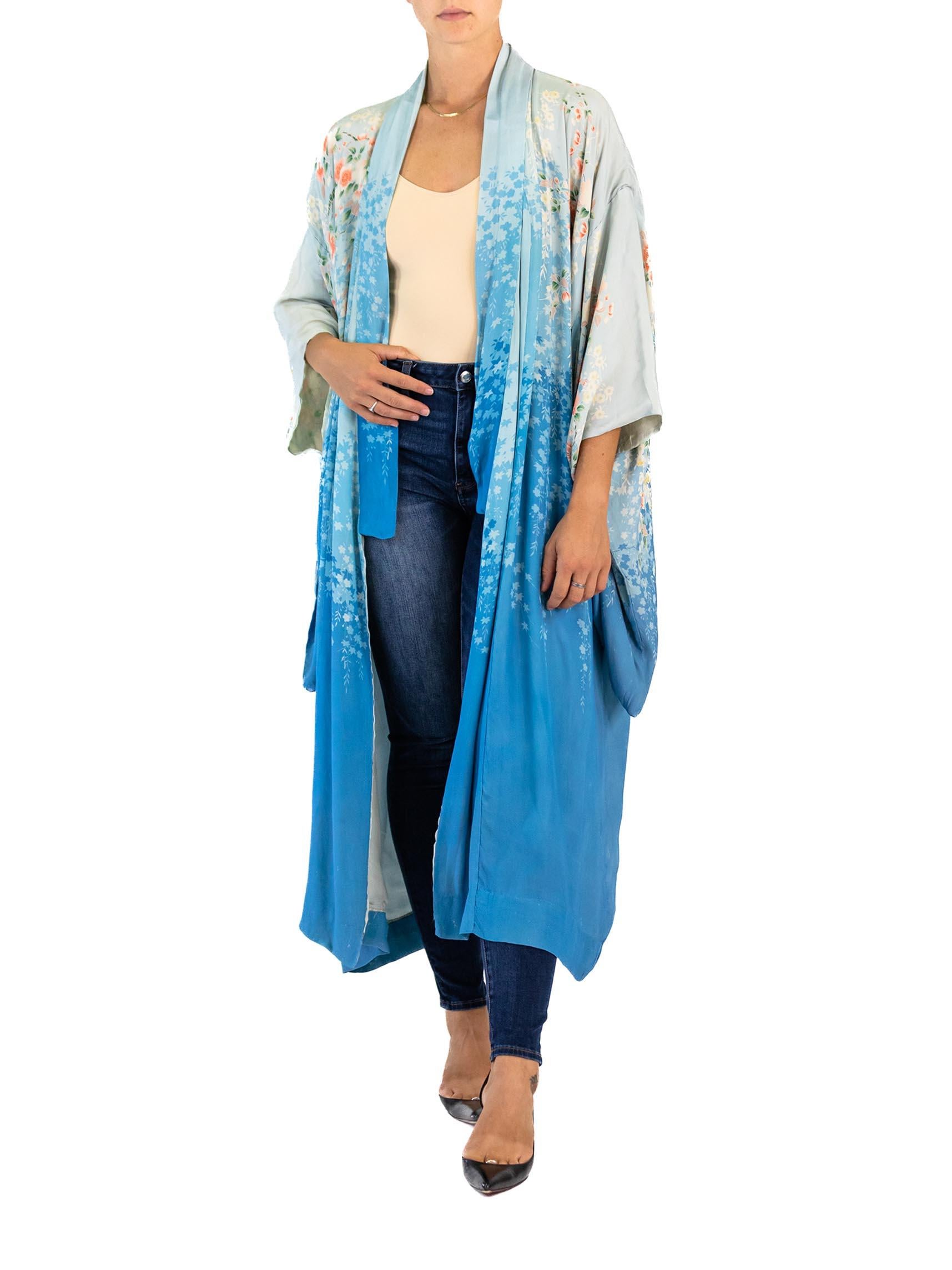 1920er Jahre Blau & Weiß Seide Ombré Floral Print Kimono im Angebot 2