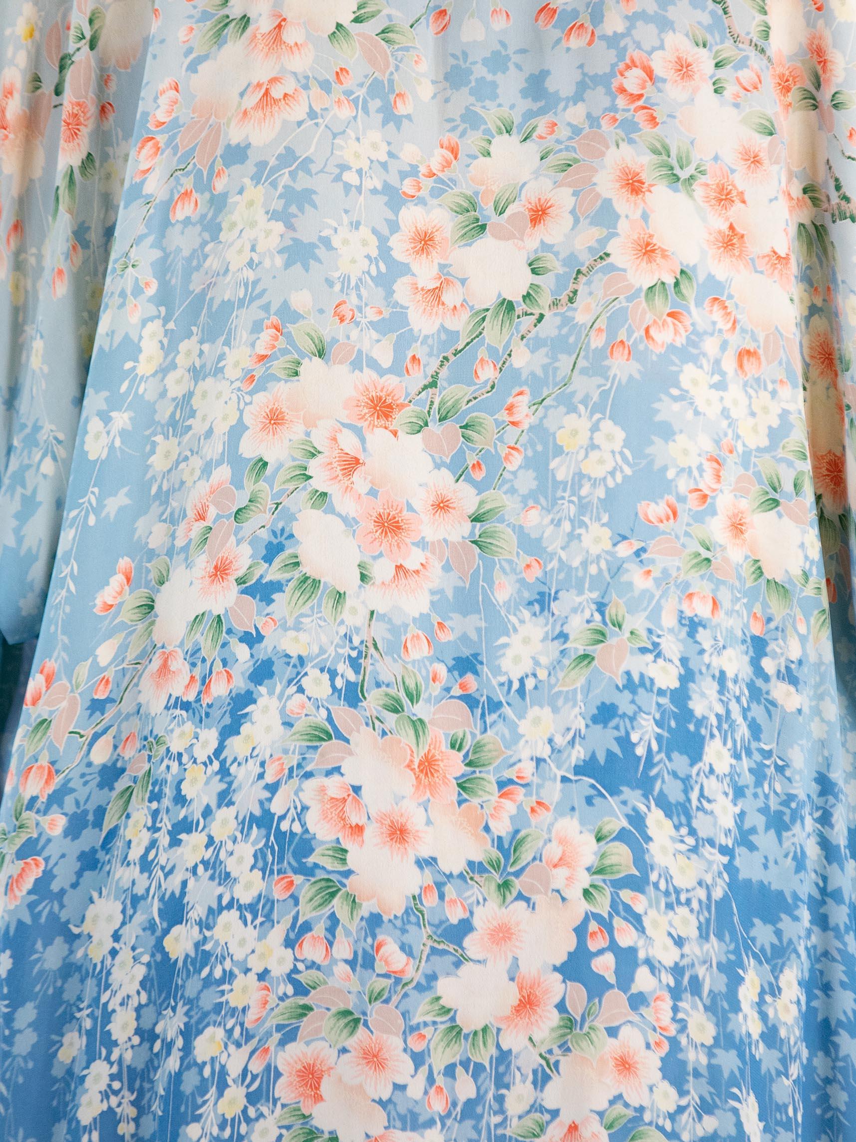 1920er Jahre Blau & Weiß Seide Ombré Floral Print Kimono im Angebot 3