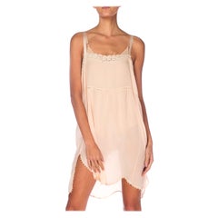 Robe négligée 1920S en crêpe de Chine de soie rose chair garnie de dentelle