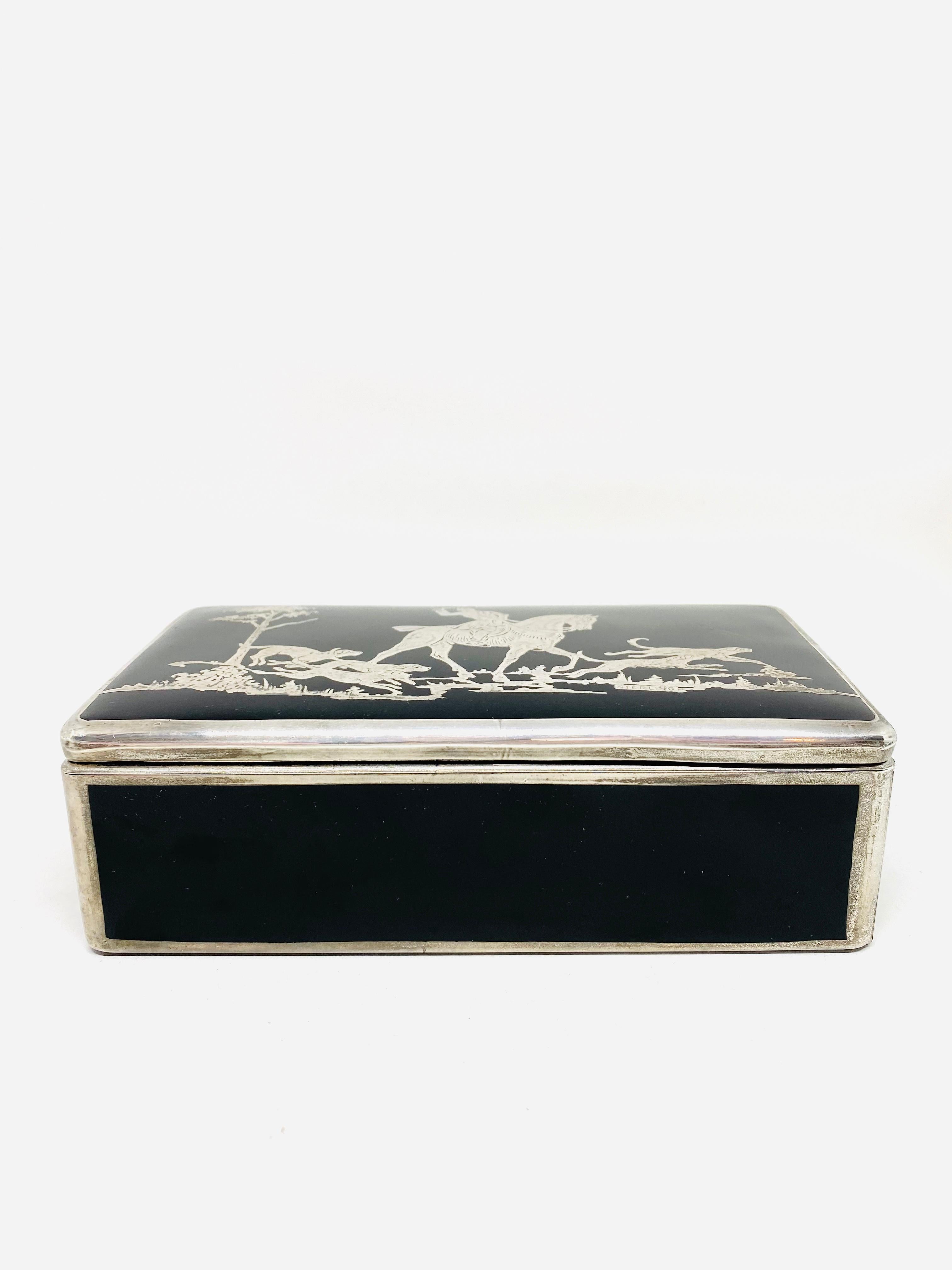 1920er Jahre böhmische Sterling Silber und Glas-Schmuck-Box

Einzelheiten zum Produkt:
Schwarzer Glaskasten mit Sterlingsilber-Overlay
Jagdszene von Hand gemacht
